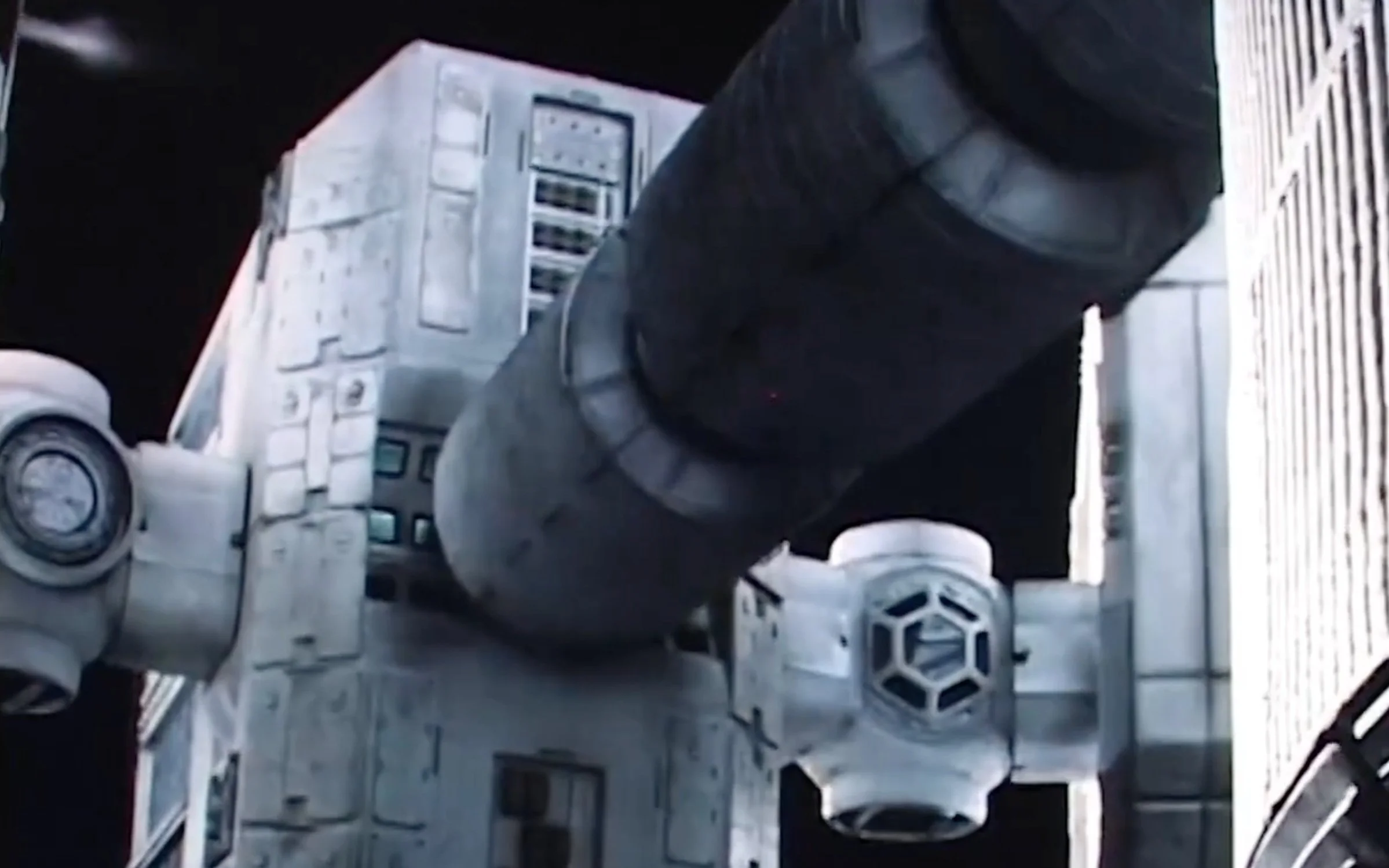 Station spatiale futuriste en gros plan avec des structures métalliques et des modules.