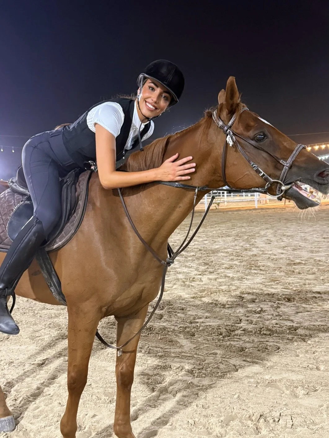 🇪🇸 A Spanish Jaca free soul meets the spirit of the Arabian steed 🐴 — two ancestries, one rhythm, moving in sacred harmony, bound by breath, trust & the silence only true connection knows.. 🐎🔥 
•
•
•
#SpanishRider #Ara