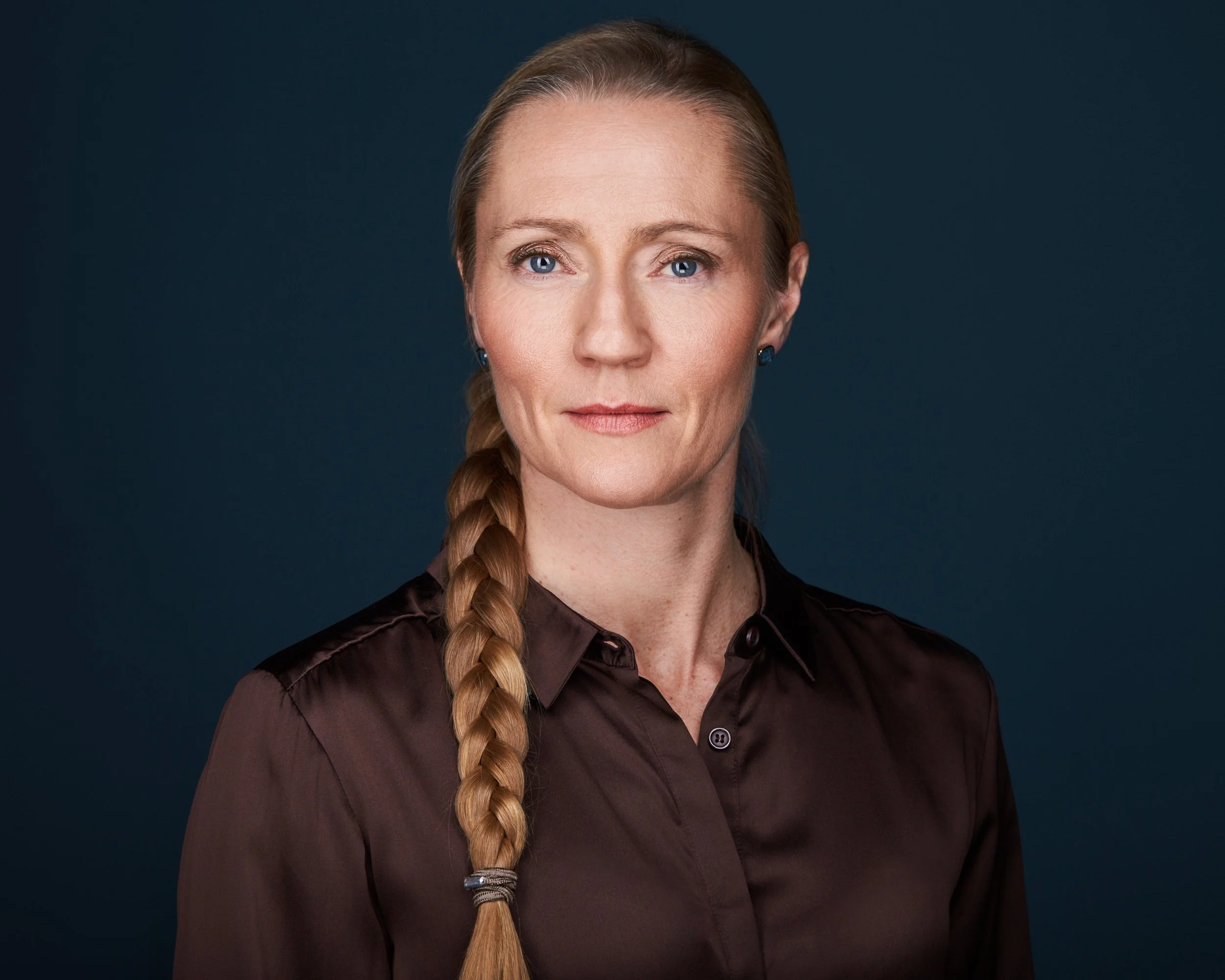 Headship of Elin hauge, data and ai keynote speaker and strategist, looking at the camera. Wearing a brown blouse.
