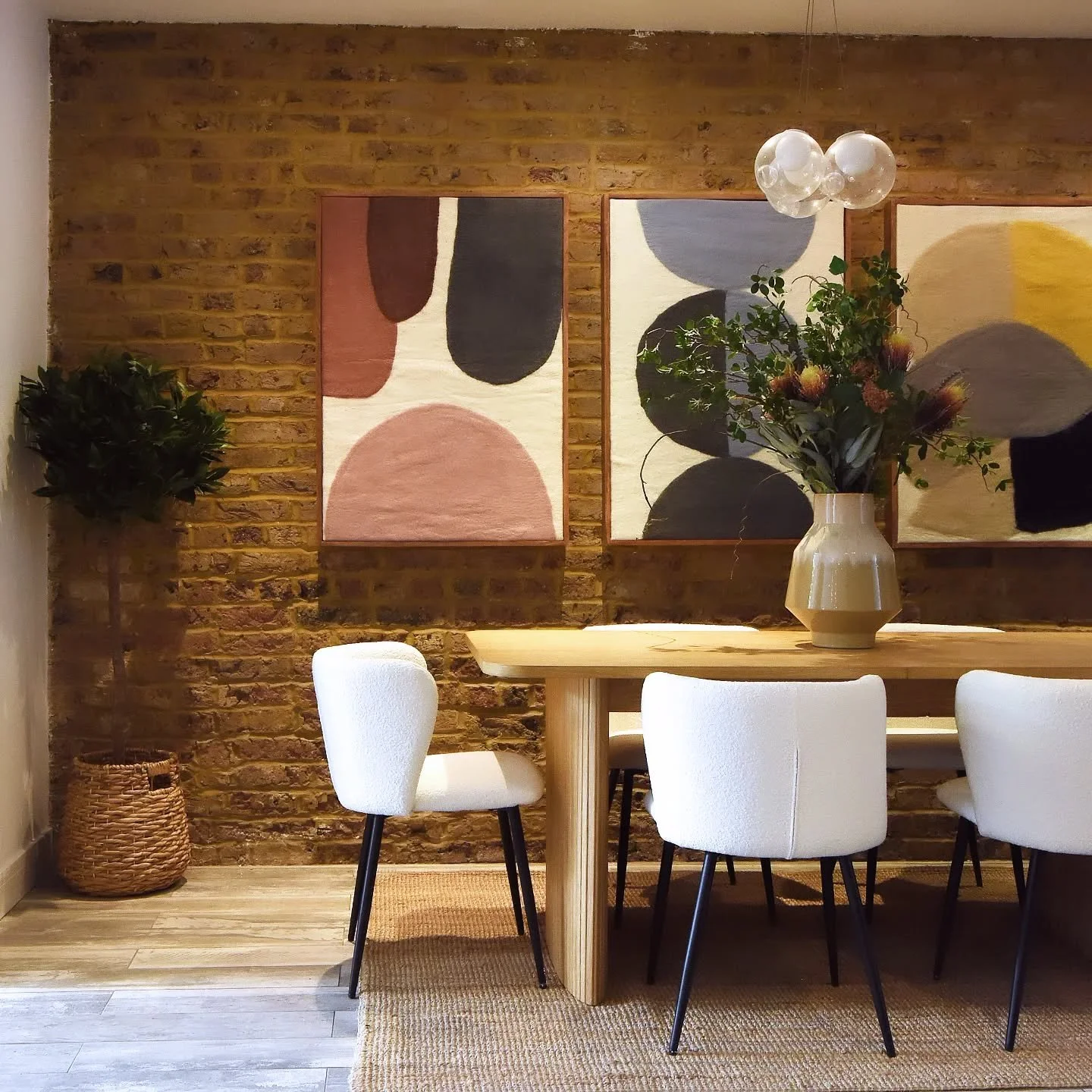 This time we worked on a gorgeous 2-bed, 2-bath garden flat in Hammersmith.
Fresh on the market, more images to follow.
#homestaginglondon
#homedressing 
#homestyling 
#propertystylinglondon 
#propertystaginglondon 
#londonhomestaging 
#londonhomesty