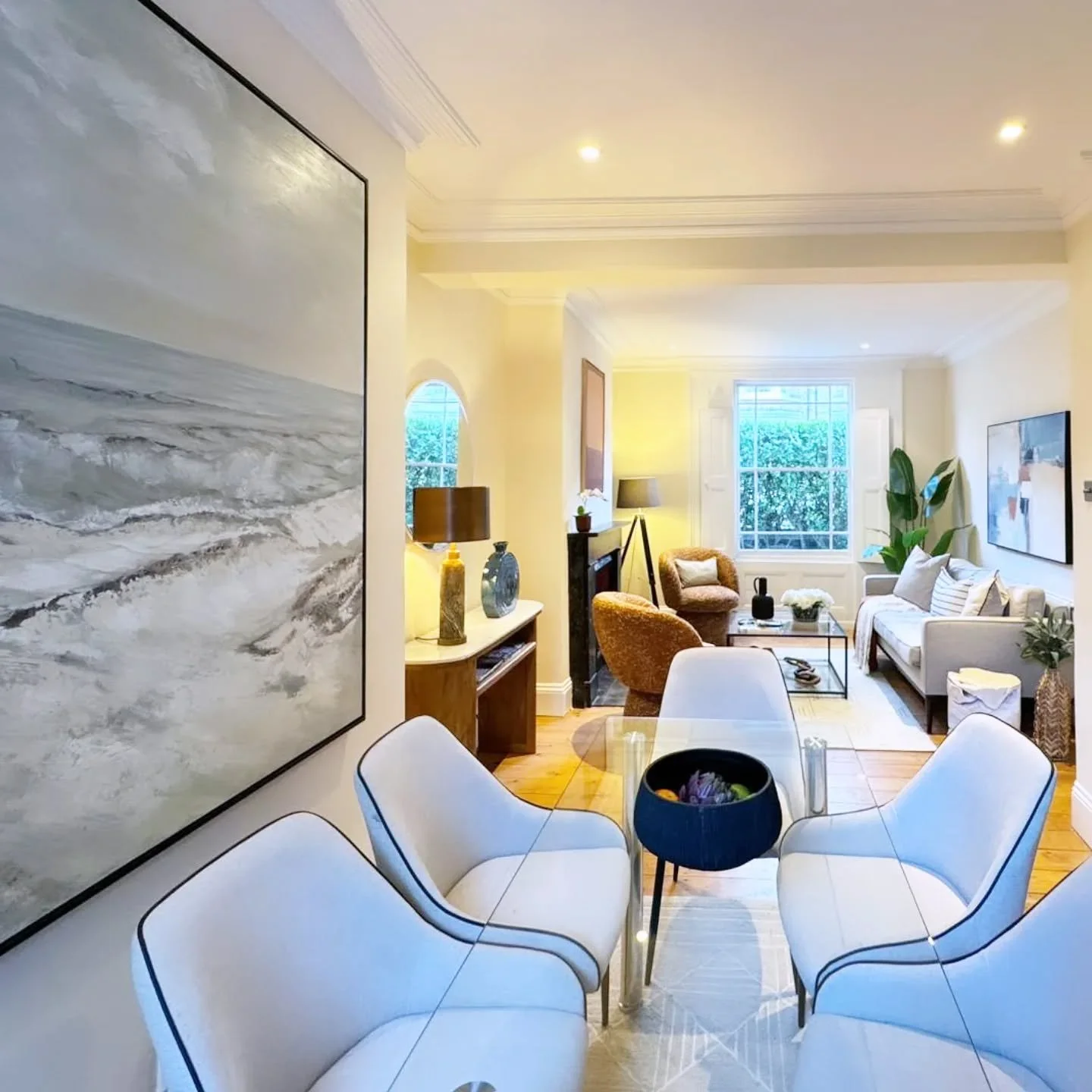 We just finished this beautiful 4-bed house in Brixton and now available @kfhproperty 
#homestaginglondon
#homedecor 
#homestylinglivingroom 
#homestylinglondon 
#propertystaginglondon 
#londonhomestaging