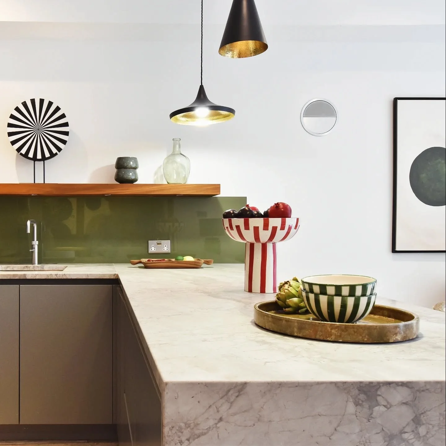 Great colour combo accessories for this kitchen from our most recent stage in Hammersmith.
#homestaginglondon 
#homestylinglondon 
#propertystaginglondon 
#propertystylinglondon 
#homedressing 
#hammersmith 
#propertydevelopment