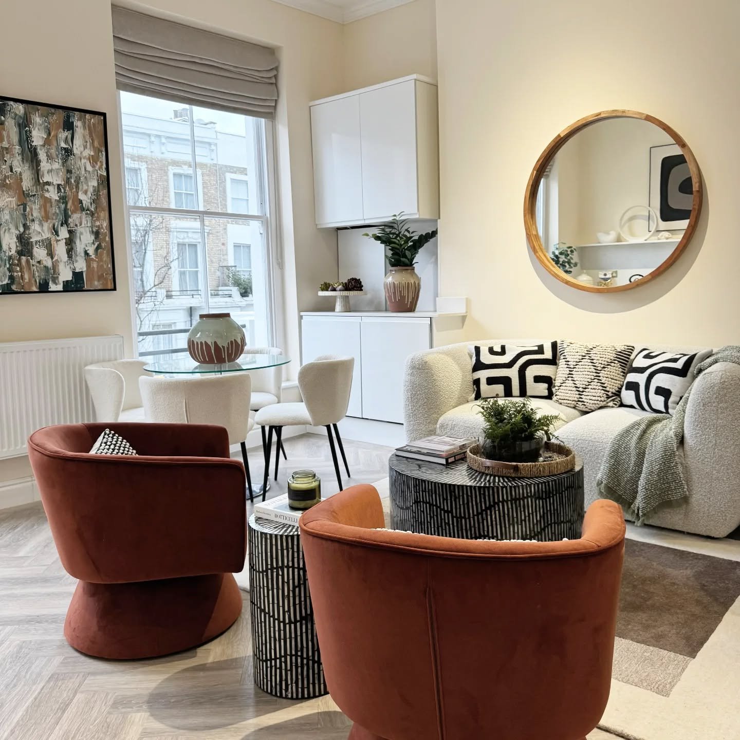 Our lounge/dining area staging for this great 1-bed flat in Notting Hill.
#homestaginglondon 
#homestylinglondon 
#propertystaginglondon 
#propertystylinglondon 
#nottinghill 
#londonproperty