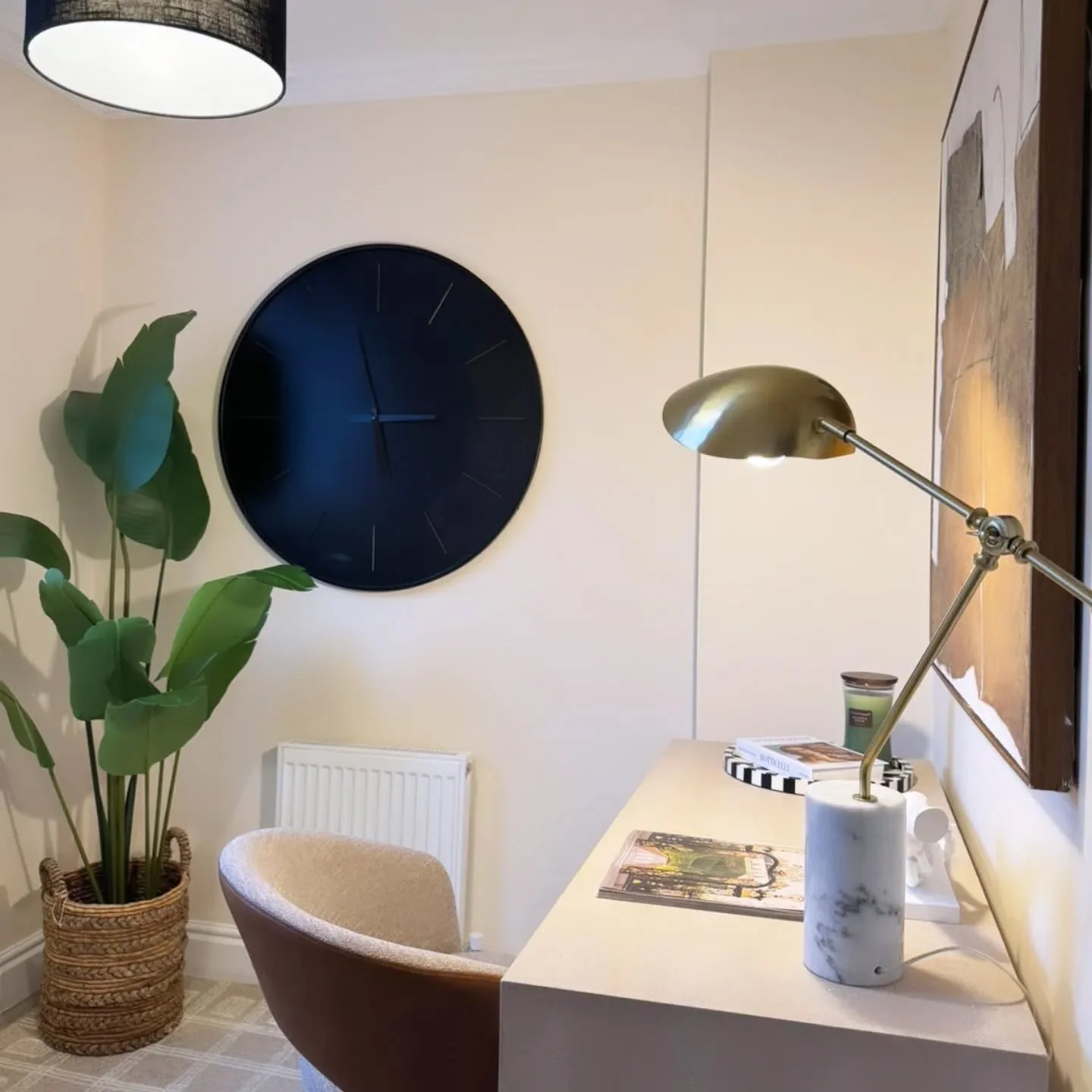 Our office arrangement at the Notting Hill project.
#homestaginglondon 
#homestylinglondon 
#propertystaginglondon 
#propertystylinglondon 
#londonproperty