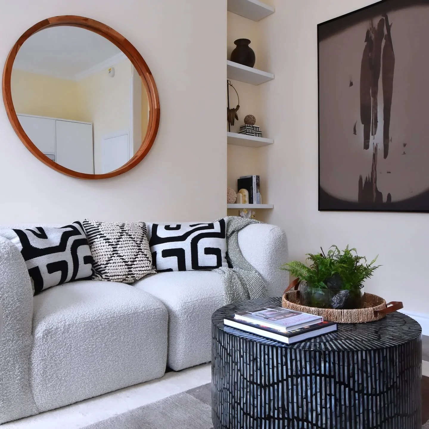 Here are the pictures from our latest project in Notting Hill,
just as promised! It's a charming and cosy 1-bedroom flat, ideally situated just a short walk from the lively Portobello Market. Hope you enjoy exploring this lovely space!
#homestaginglo