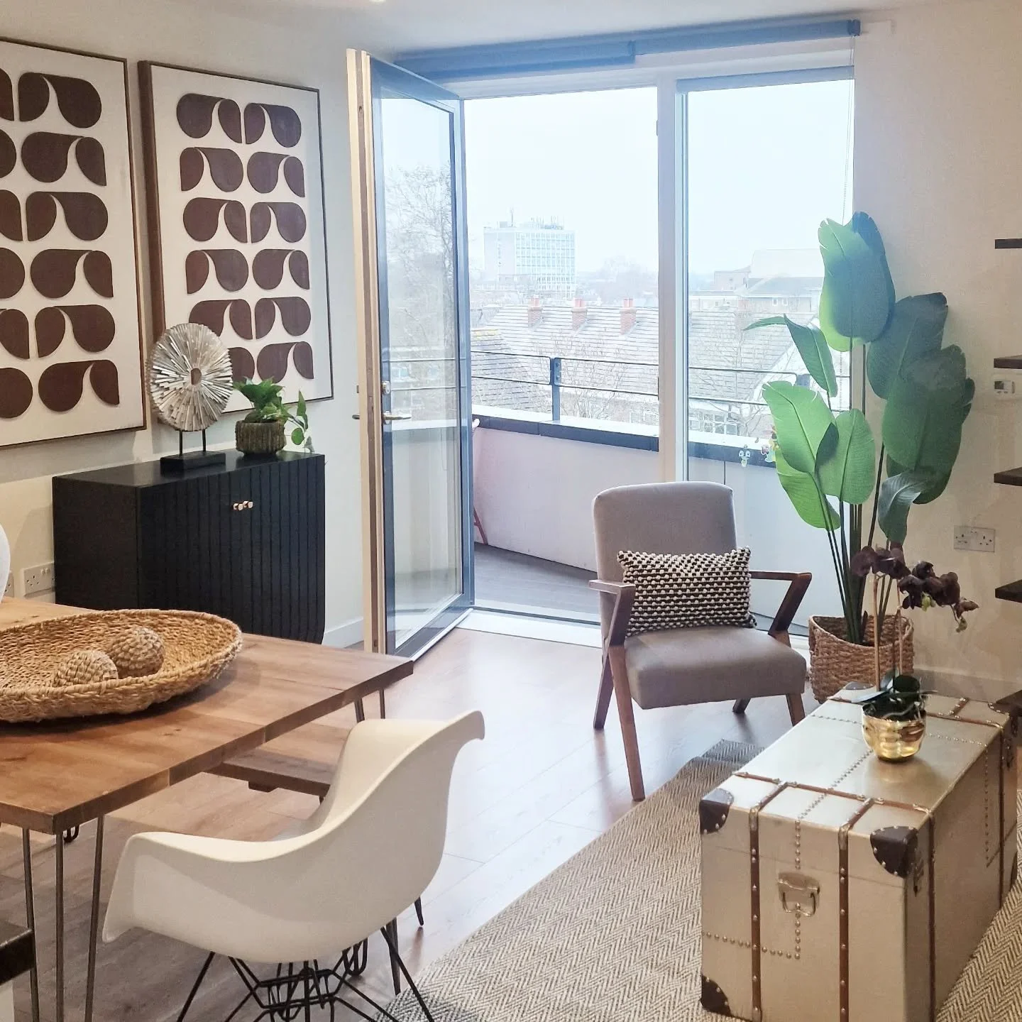 Today, we had a wonderful time transforming this cosy one-bedroom apartment in Brixton.
The client already had some lovely furniture in place, and they reached out to us to help give it a fresh, inviting look. We truly enjoyed helping to bring new li