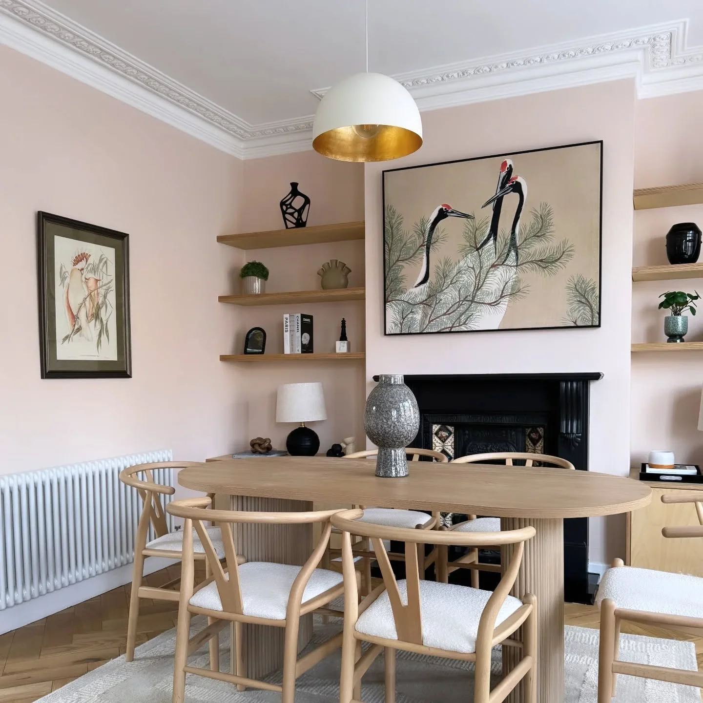 Here's a quick preview from our setup for the dining space at the Walthamstow project.
#propertystaginglondon 
#homestaginglondon 
#homestylinglondon 
#propertystylinglondon 
#staginglondon