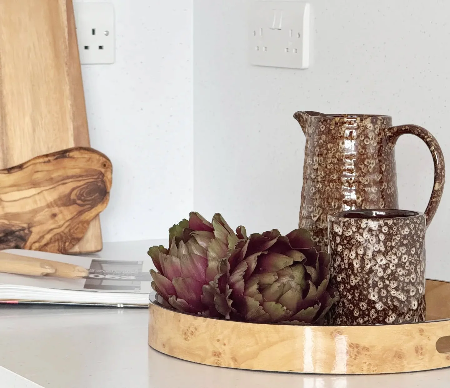 Here are the lovely kitchen countertop accessories from our recent staging in Archway. It was a pleasure to bring this space to life!
#homestaginglondon 
#homestylinglondon 
#homedecor 
#londonhomestyling 
#londonhomestaging