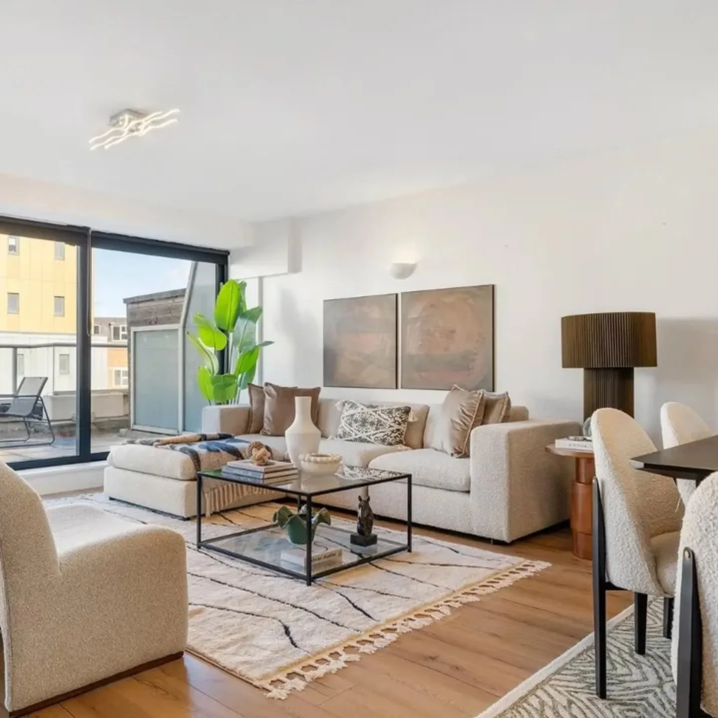 We're excited to share that our client's lovely property is now available! Feel free to explore more about this charming 3-bedroom flat in this beautiful building @keatingestates. 
#homestaginglondon
#homestylinglondon
#propertystaginglondon
#propert