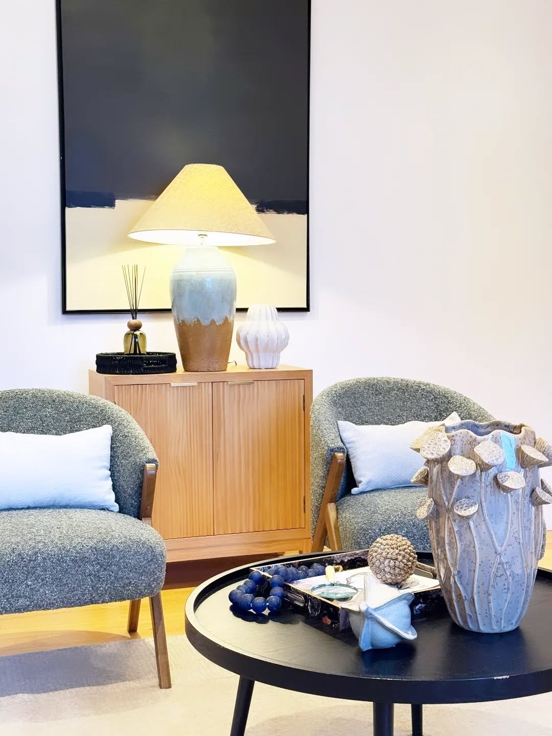 March was really busy for us, so we didn't get a chance to share our new stages. Here&rsquo;s a lovely snapshot from a project we wrapped up yesterday in Shoreditch.
#homestaginglondon 
#homestylinglondon 
#propertystaginglondon 
#propertyforsale 
#s