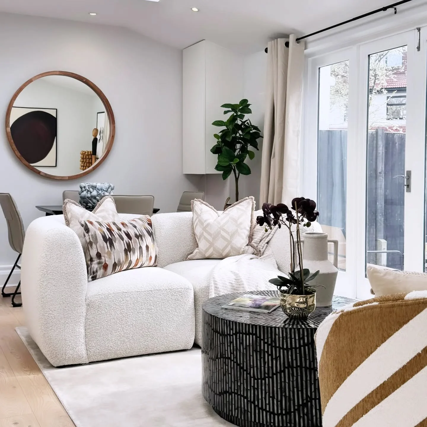 Wrapping up the week with this beautiful garden flat staging in Rayners Park. It's truly a charming space!
Available soon via @kfhproperty 
#londonpropertystaging 
#homestaginglondon 
#raynerspark 
#londonhomestaging 
#homestylinglondon