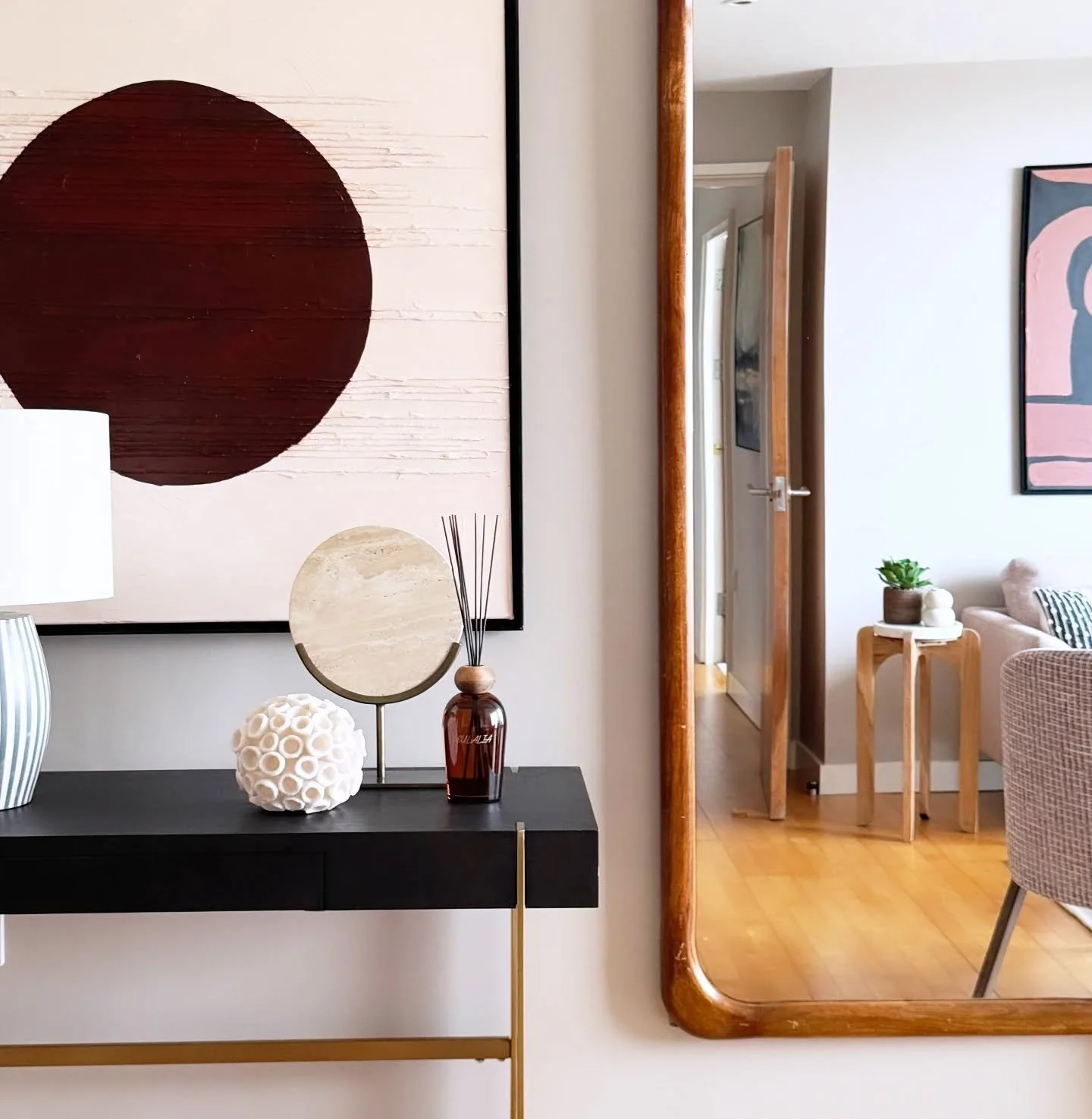 Here's another one completed this week! A charming 2-bed flat conveniently located near London Bridge Station.
More info @danielcobbldn 
#homestaginglondon 
#homestylinglondon 
#londonpropertystaging 
#londonpropertyforsale 
#boroughmarket