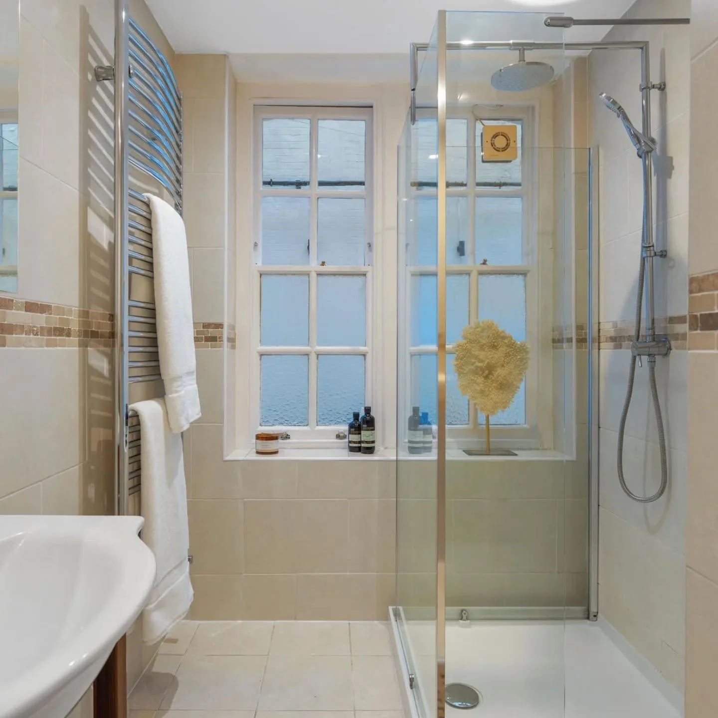 Bathroom styling ,Covent Garden.
#homestaginglondon 
#homestylinglondon 
#londonpropertystaging 
#londonhomestyling 
#homestaging