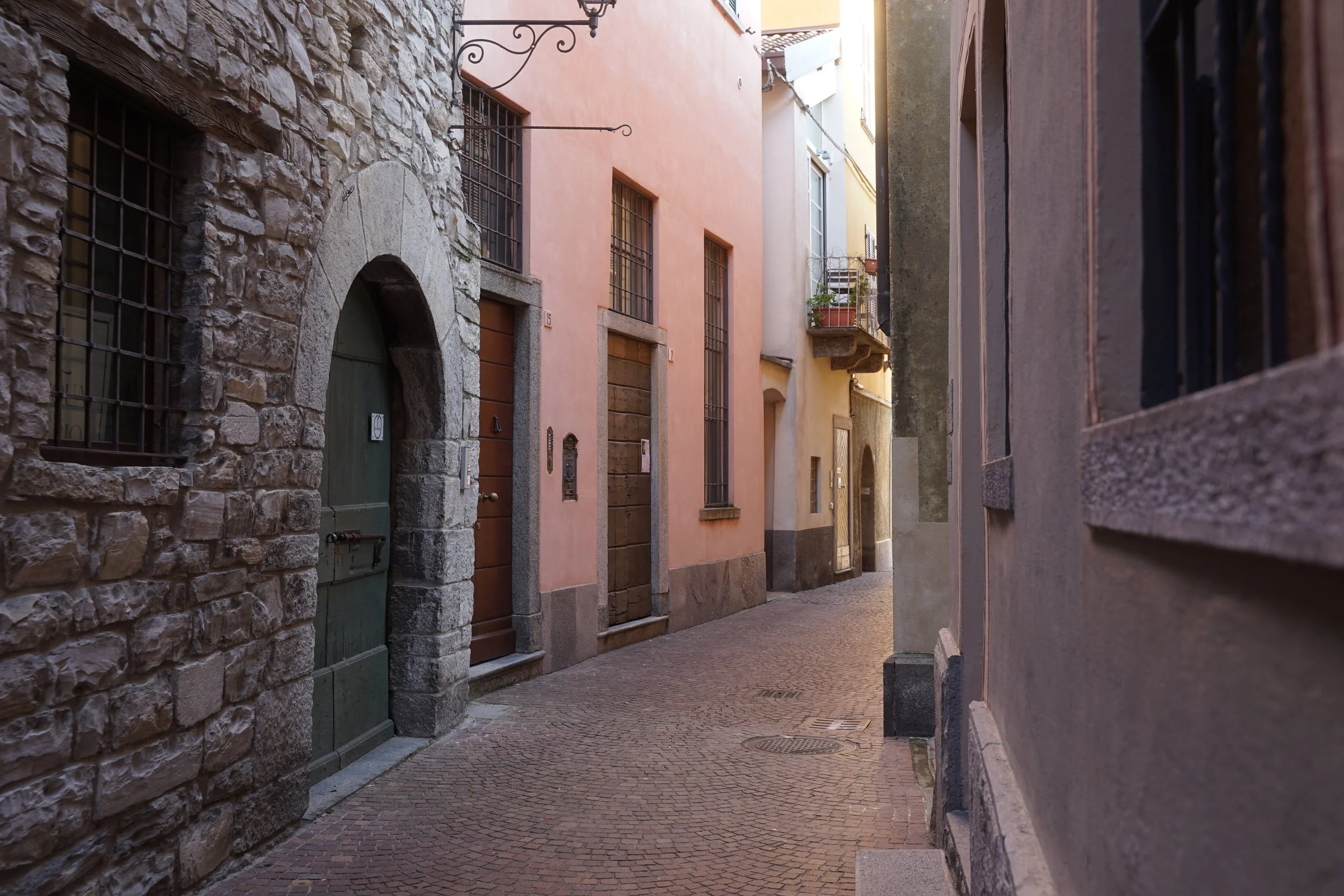 Ingresso alla Via De Benzi 17