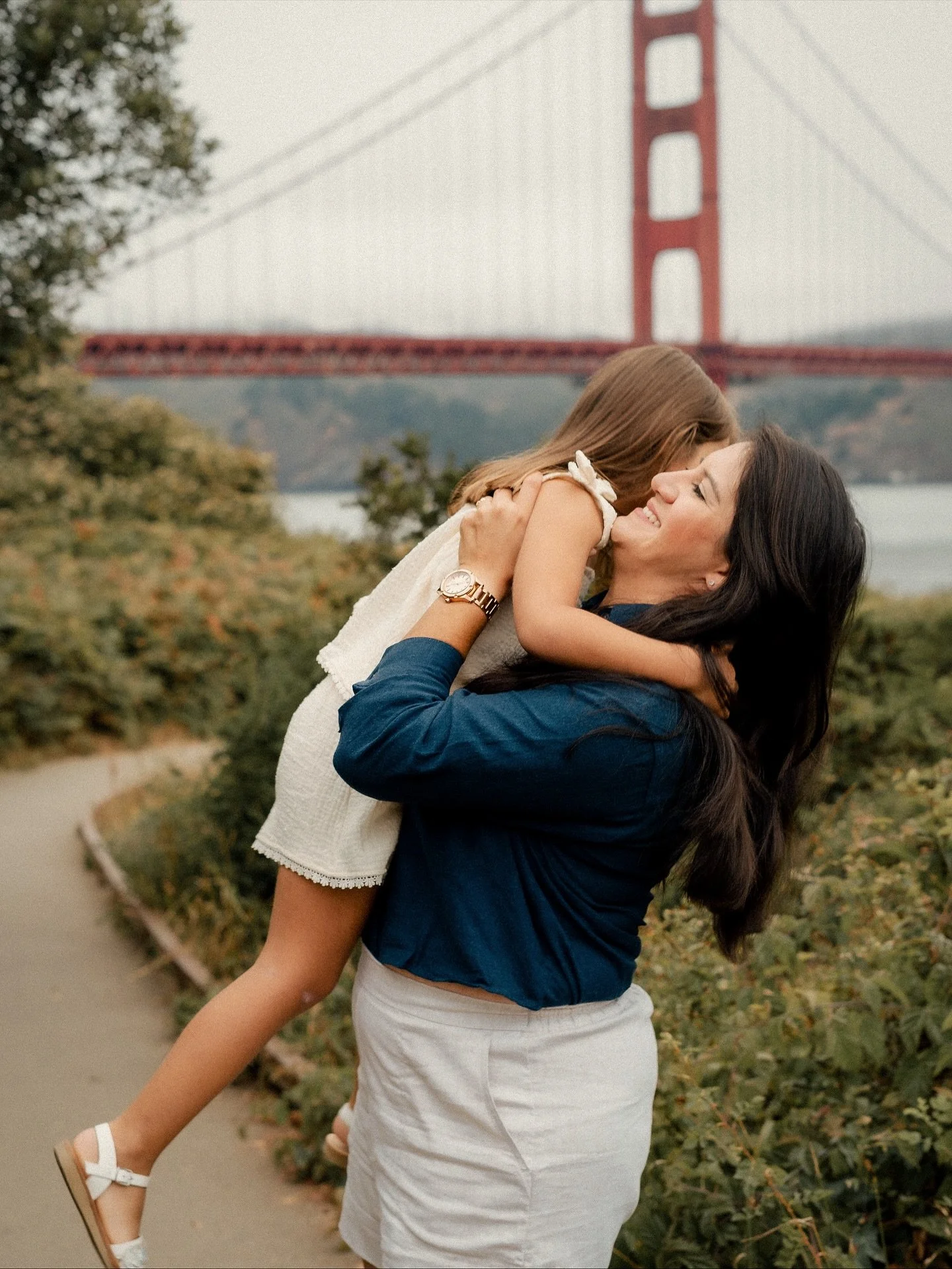 Moments that matter most. A mom and daughter exploring San Francisco, pausing to take in the view together. These are the little memories that stick forever 💛

#PetePxl #LifestylePhotography #TravelMoments #BayAreaCreatives #GoldenGateViews #BayArea