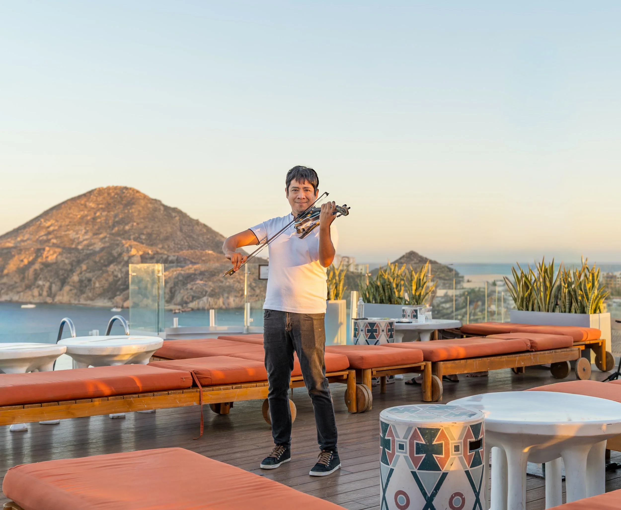 Golden hour in Cabo, live violin, ocean views&hellip; yeah, this one was special. 🎻🌅

One of my favorite parts of traveling for shoots is meeting artists who genuinely love what they do. Capturing @eddie.weddingviolinist during our retreat felt lik