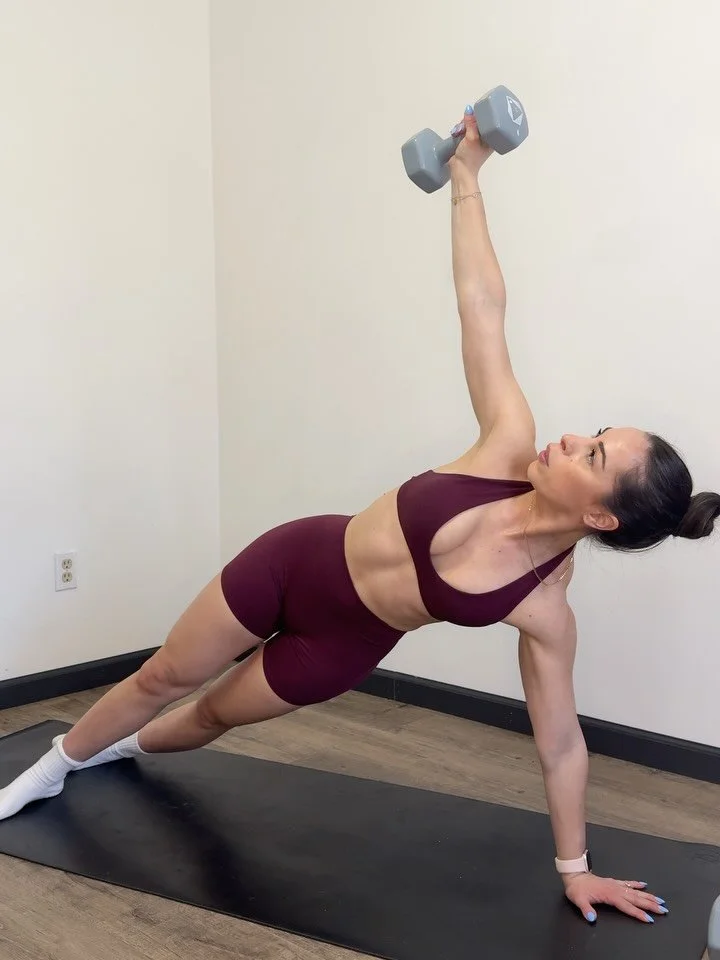 Happy Friday!
Here is a quick arms and abs routine to try 🔥

Grab some dumbbells and give this routine a go!

10-12 reps per move. Repeat 2X! 

For the live class schedule &amp; on-demand library click the link in my bio 💕
