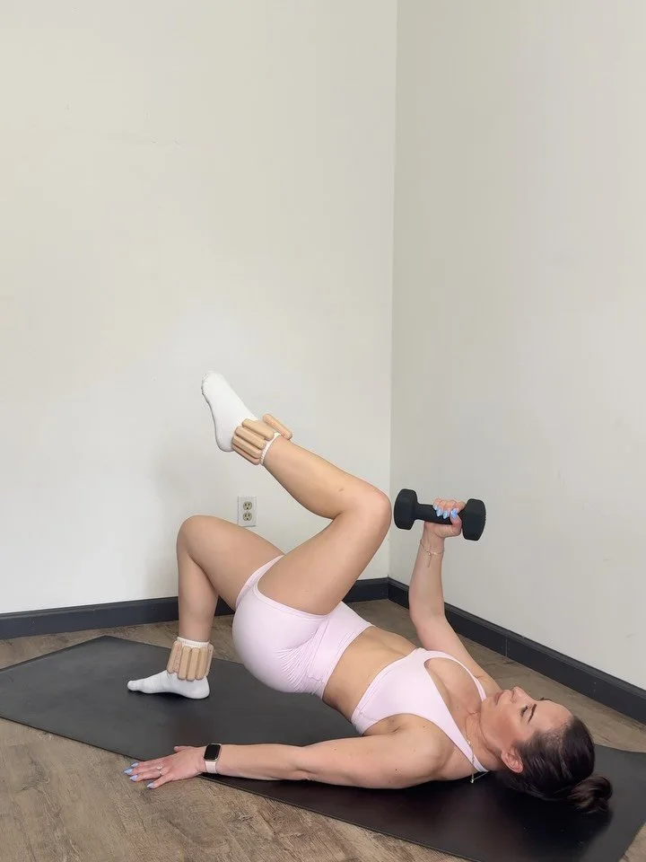 Weighted Abs🔥
Strap on some ankle weights &amp; grab a dumbbell!
Save this for your next workout. 

12 reps per move. Repeat 1-2X! 

For the live class schedule &amp; on-demand library click the link in my bio 💕