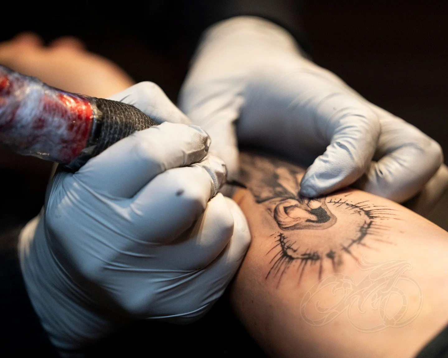 Paul had the honor of Aaron's inaugural tattoo! 🎉 - We absolutely adore first tattoos! Here's a depiction of a Nun surrounded by Black Sun Flames. We admire the artwork and believe it resulted in an incredibly impressive tattoo!
#alohatattoos #Aloh