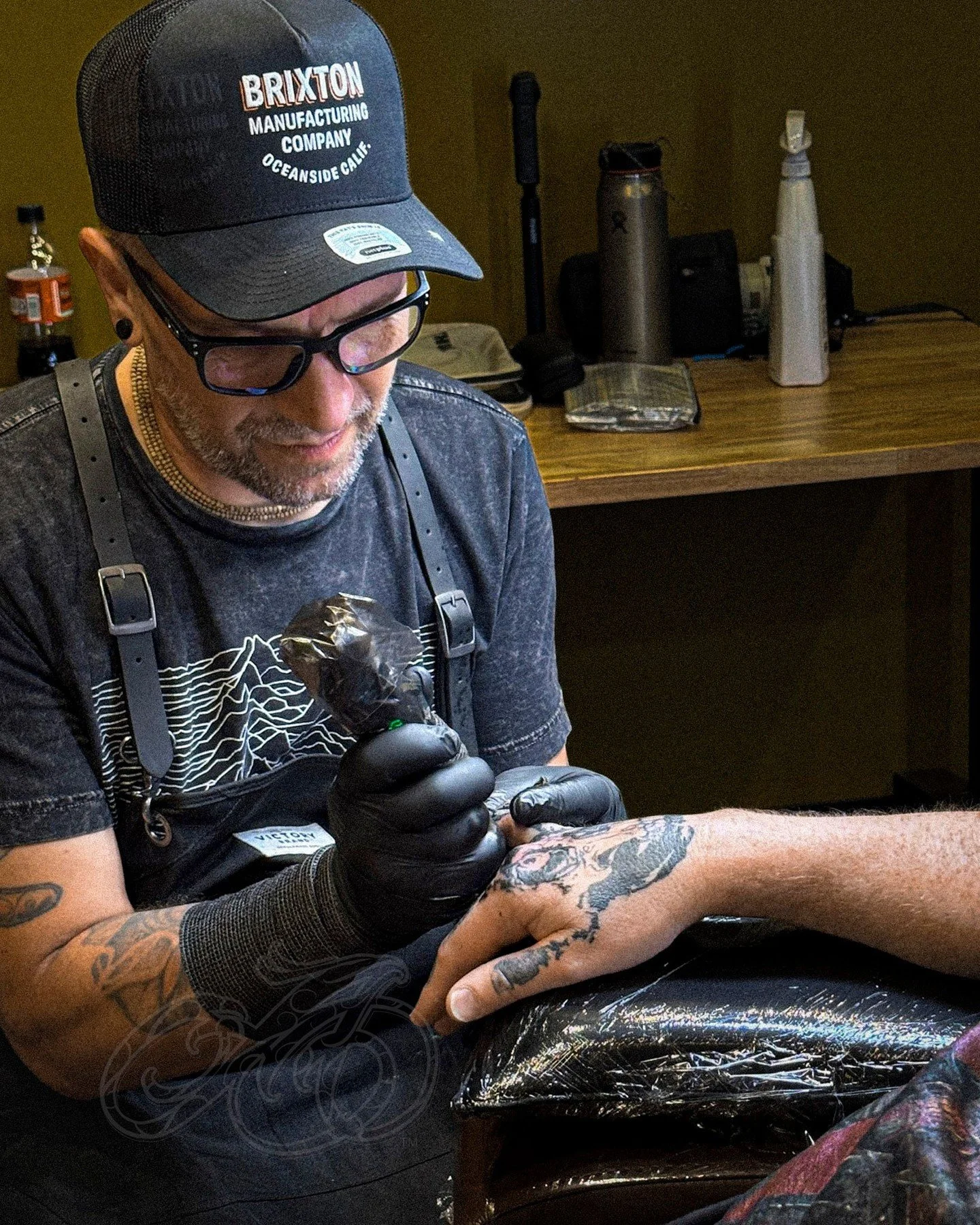 ✍️ Wondering How Long a Tattoo Takes? Here’s What to Expect ⏱️
Whether you’re planning your first tattoo or a full sleeve, you’ve probably asked yourself:
“How long do tattoos take?”
The answer depends on a few key fac