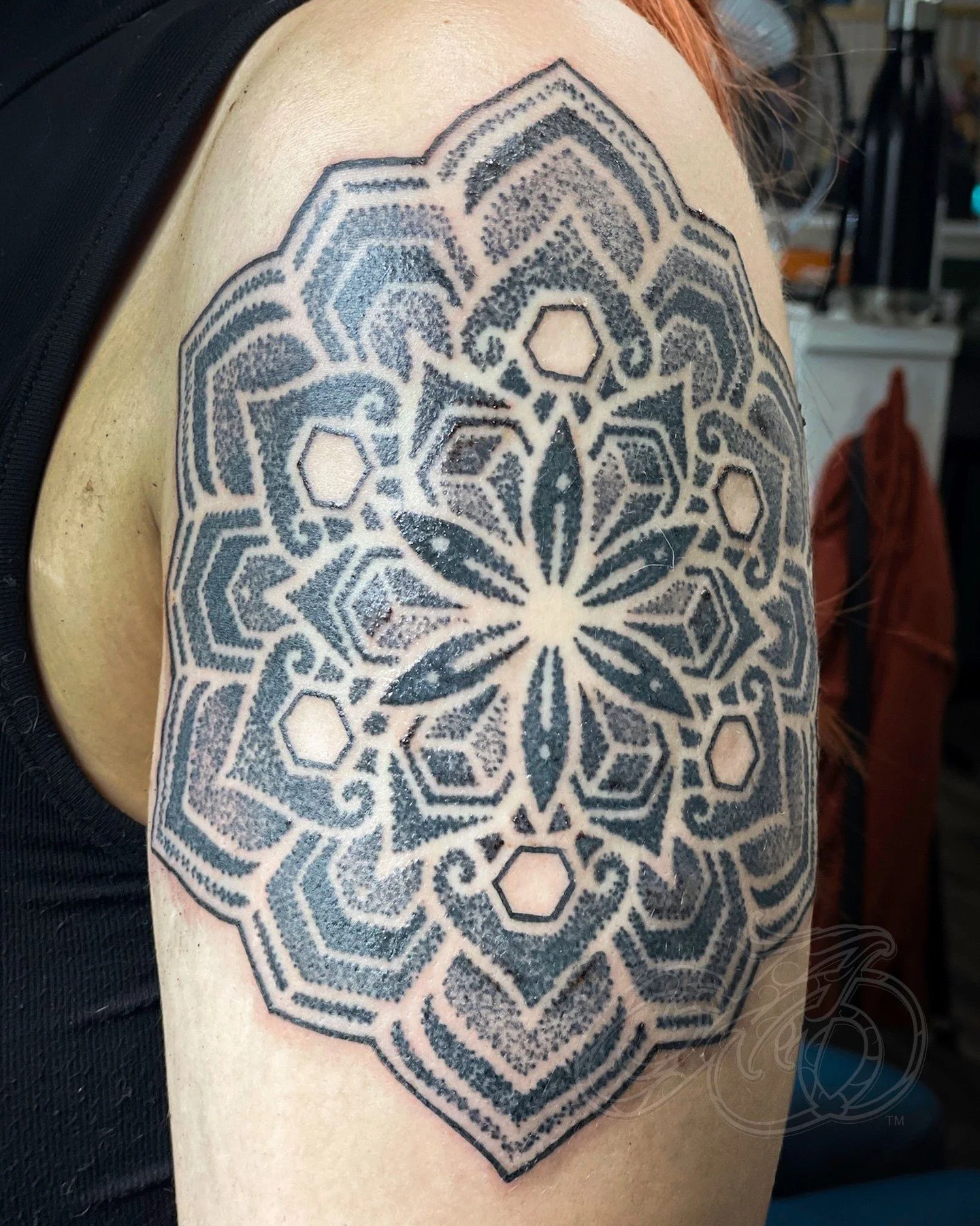 🕰️ How Long Do Mandala Tattoos Take?
If you’ve fallen in love with the intricate beauty of a mandala tattoo, you might be wondering how long it will take to complete. The answer depends on design complexity, placement, and your artist’s