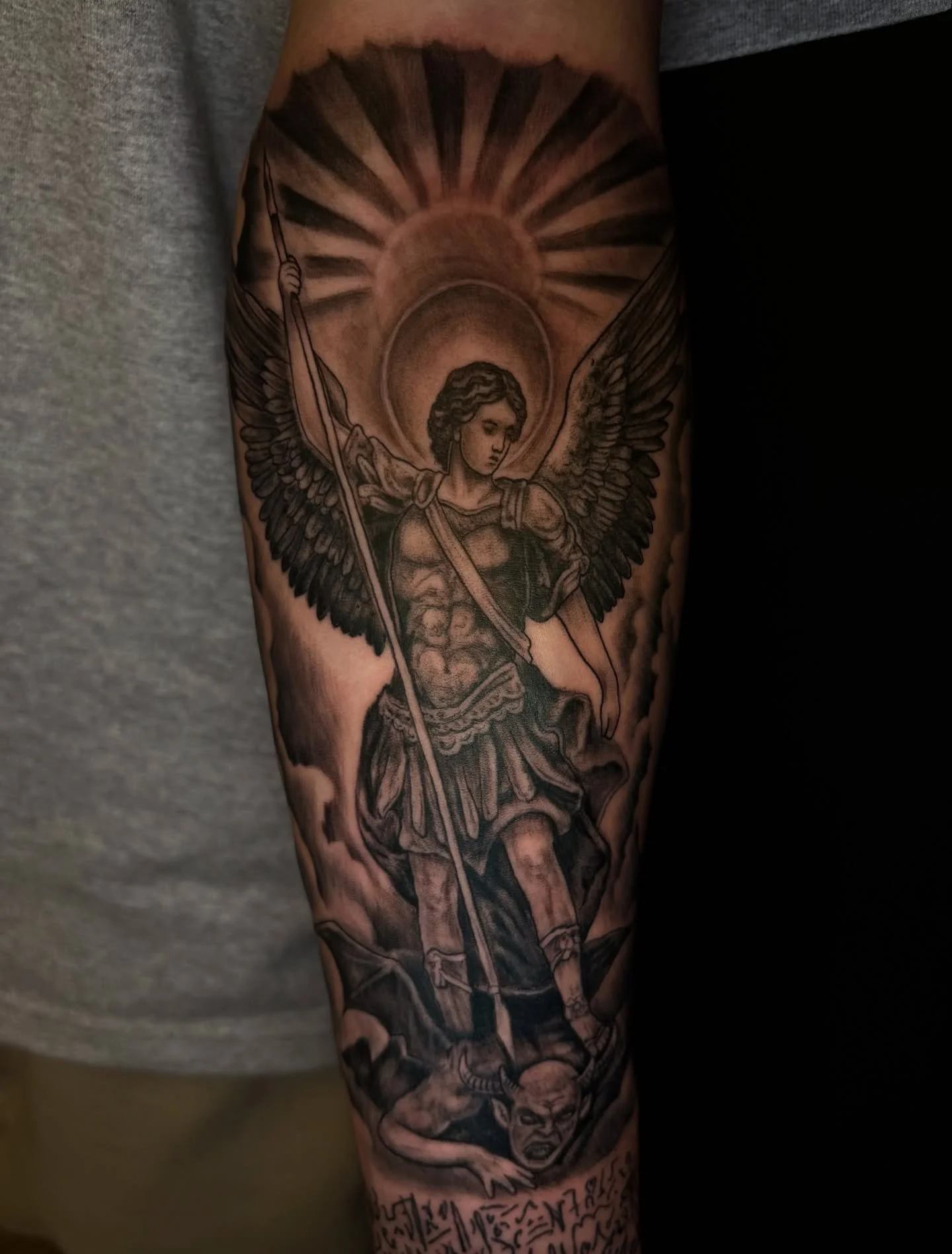 Such a beautiful detailed design, couldn&rsquo;t go wrong with this one 🔥🔥

@paul_tattoo.art ✍️

#tattooartist #detailedtattoo #alohatattoos #801tattoos #utahbusiness #tattoo #explorar