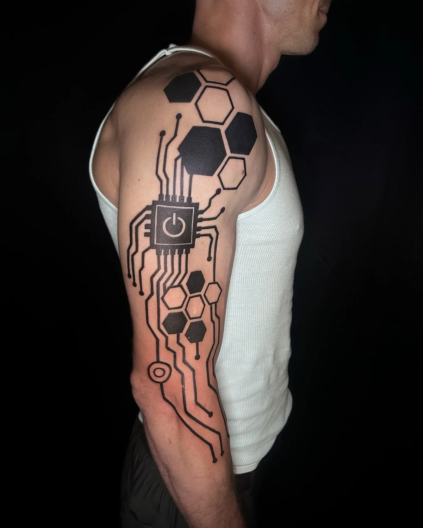 ⚡️ Power up your ink!

Paul did an amazing job on this piece. Clean lines, sharp geometry, and solid blackwork make this piece stand out. It symbolizes personal growth and achievement in professional endeavors. This bold circuit inspired design blend