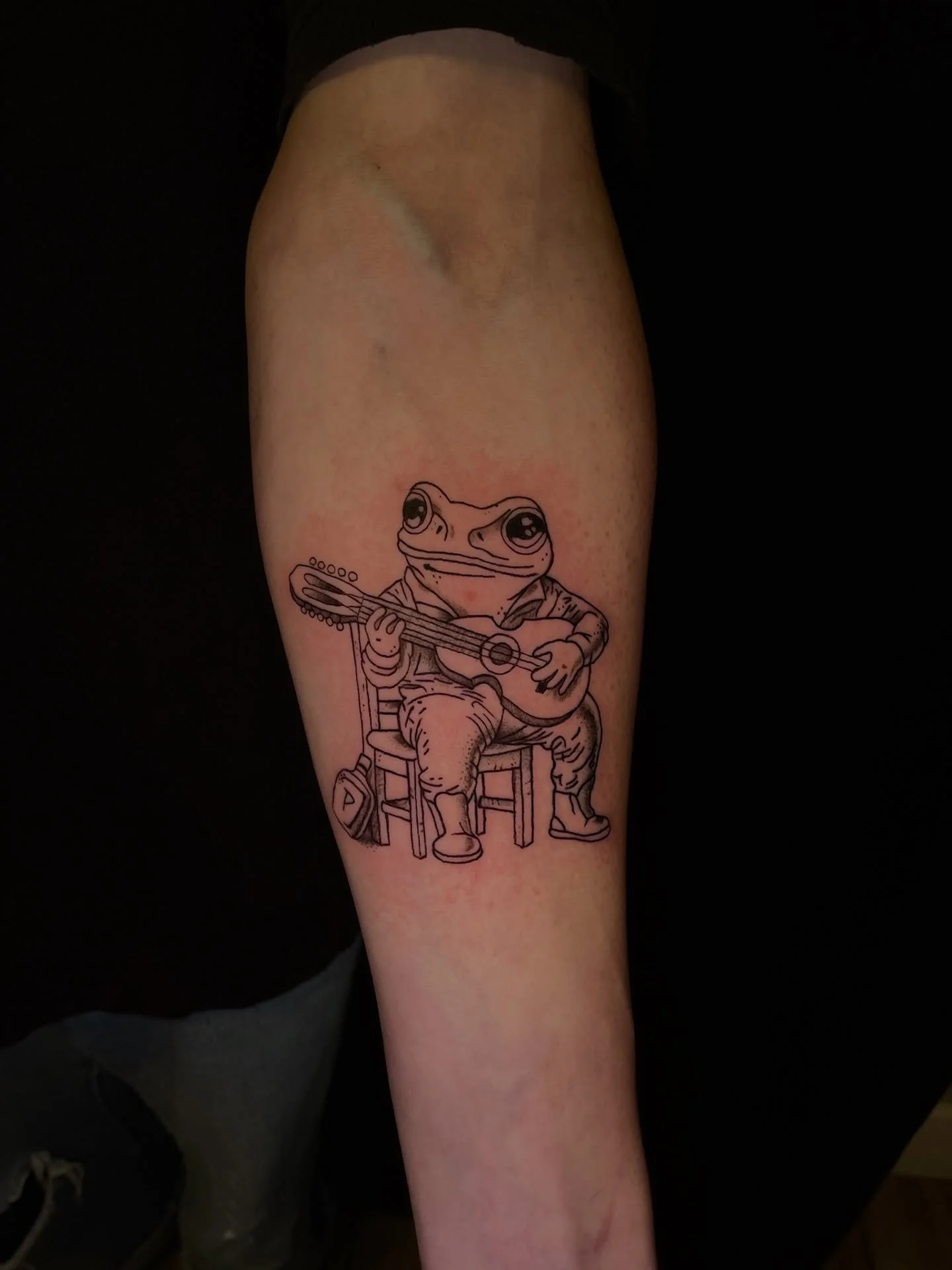 Corey, originally came in for a Peruvian frog tattoo. Came back and got these leaves wrapping around his arm. Love the incorporated design😍. 🐸🌿
-
-Artist: @kevant13 ✨
-Aloha tattoos🌺📍
-Walk-ins welcome everyday ☺️
-
-
-
#alohasaltlaketattoos #fr