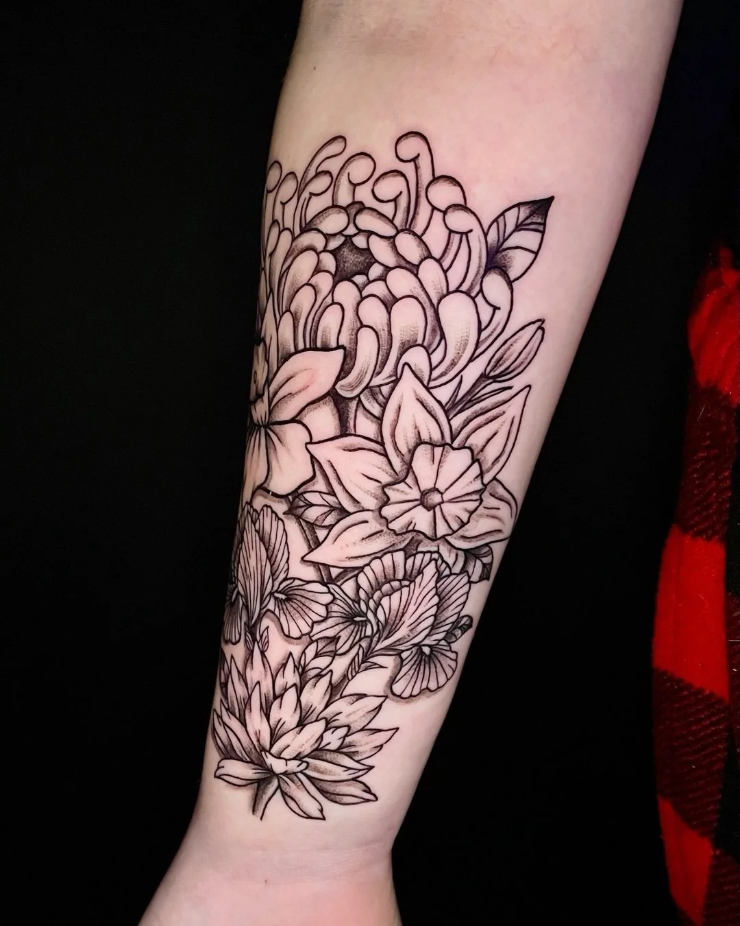 A custom birth floral composition 😍
-
-
- swipe to the right to see a different angle 
-Artist: @kevant13 🌸
-Aloha Tattoos🌺📍
-Walk ins welcome everyday✨
-
-
-
-
#birthflowerstattoo #blackandgraytattoos #floraltattoos #saltlaketattoos #customtatto