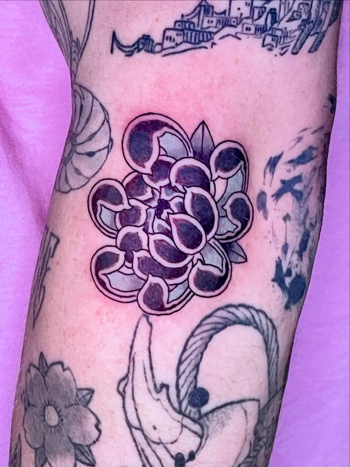 And the sleeve grows.. 🥰
.
.
.
#chrysanthemumtattoo #japanesetattoo #blackandgray #slcink #utahtattooartist
