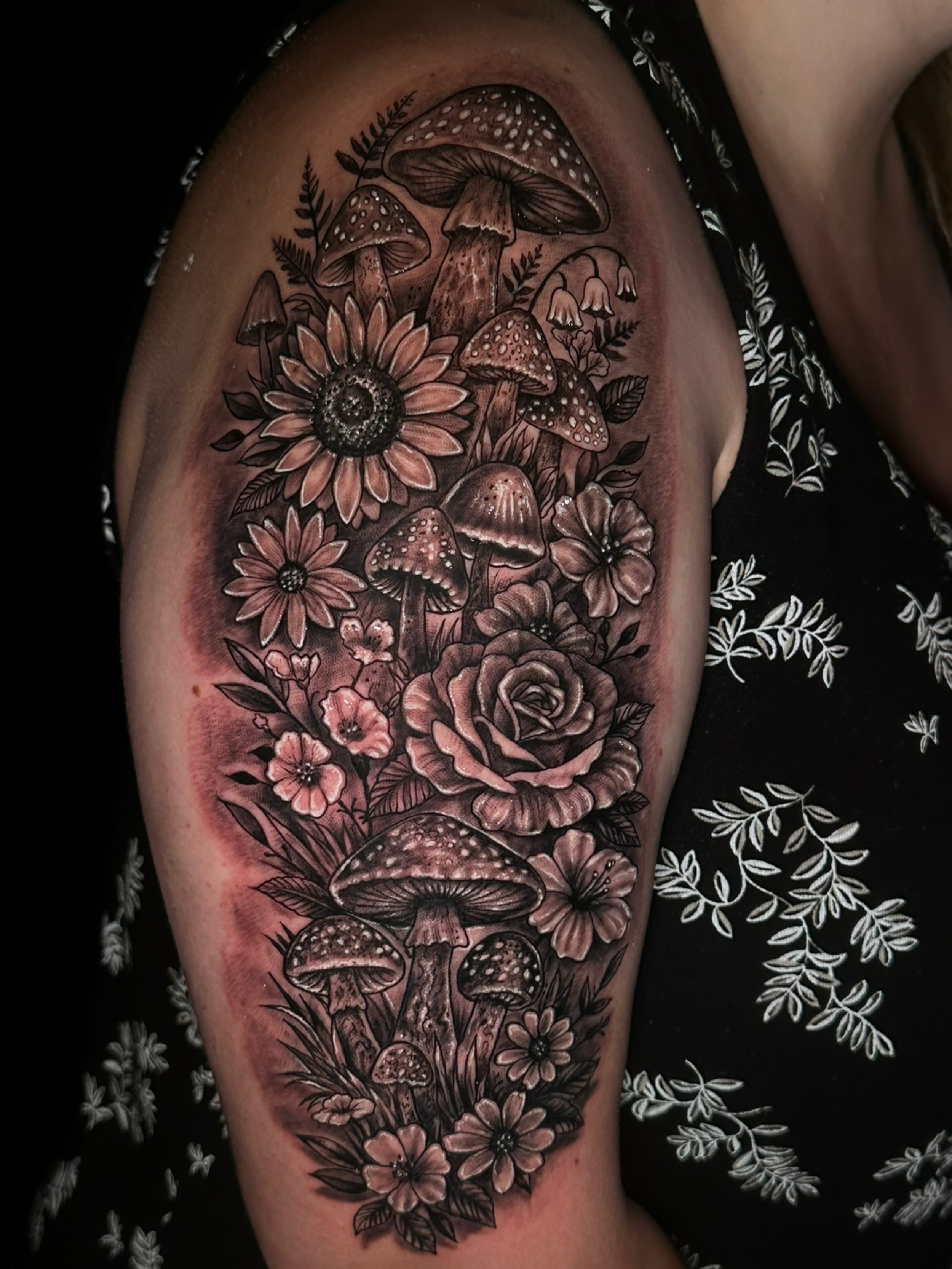 Mystical floral piece 🍄✨🌻🌹
-
- Artist: @paul_tattoo.art 😍
- Aloha Tattoos 🌺📍
-Walk-ins and appointments available daily ✨
-
-
-
-
-
#floraldesign #realismdesign #mysticaldesign #saltlaketattooartist #bookatattoosession