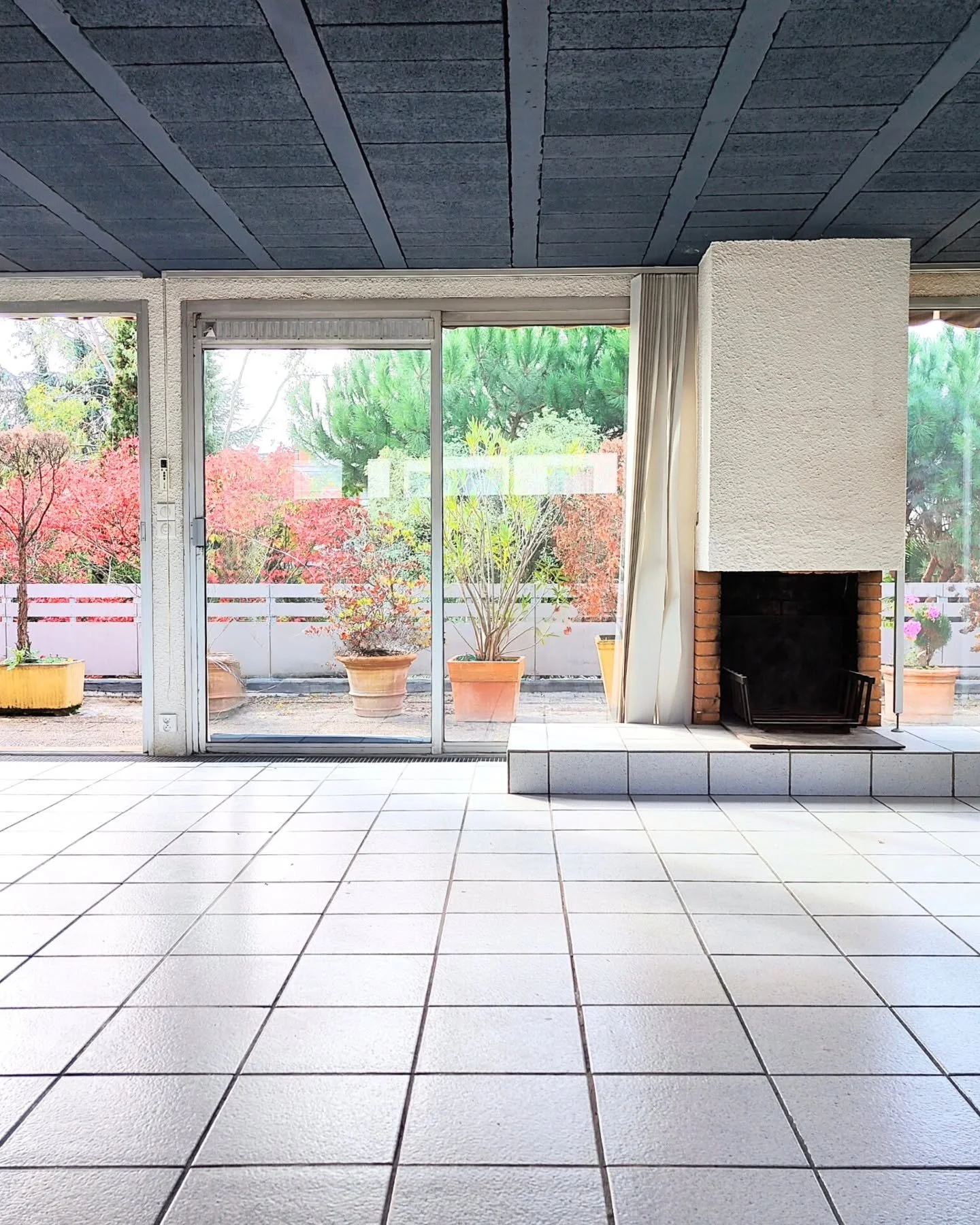 &Agrave; VENDRE

BORDEAUX INTRA-BOULEVARDS

Appartement 70s de 122m&sup2; &agrave; r&eacute;nover 
Terrasse de 87 m&sup2;

CROIX BANCHE - CROIX DE SEGUEY
BARRI&Egrave;RE DU M&Eacute;DOC - BARRI&Egrave;RE ST M&Eacute;DARD

Belle exposition, volumes g&