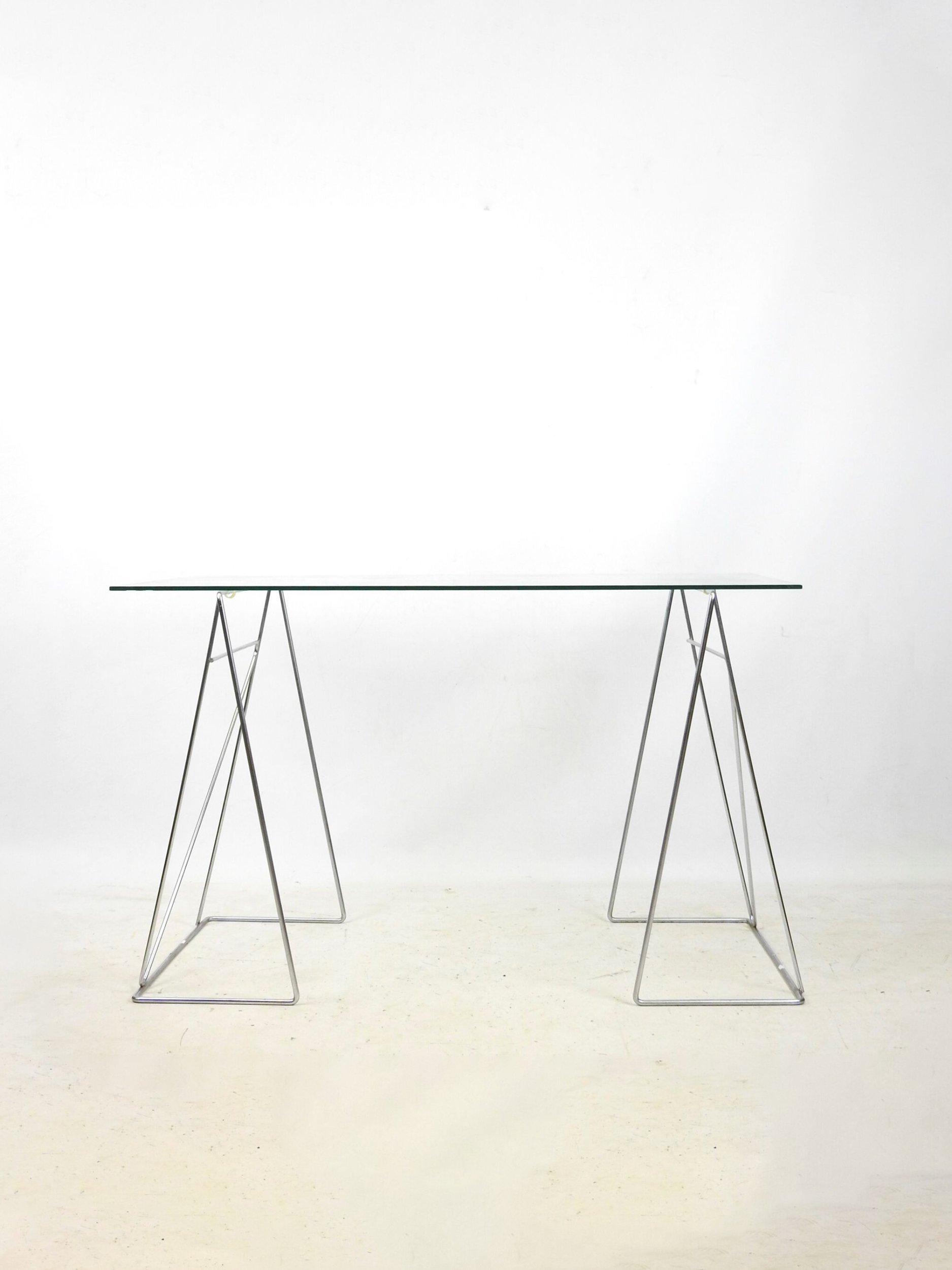 Table à tréteaux triangulaires chromés