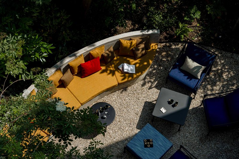 68511c6a2bba85b5cc7fdbce_VillaJunot_IconicHouse_Garden.jpg