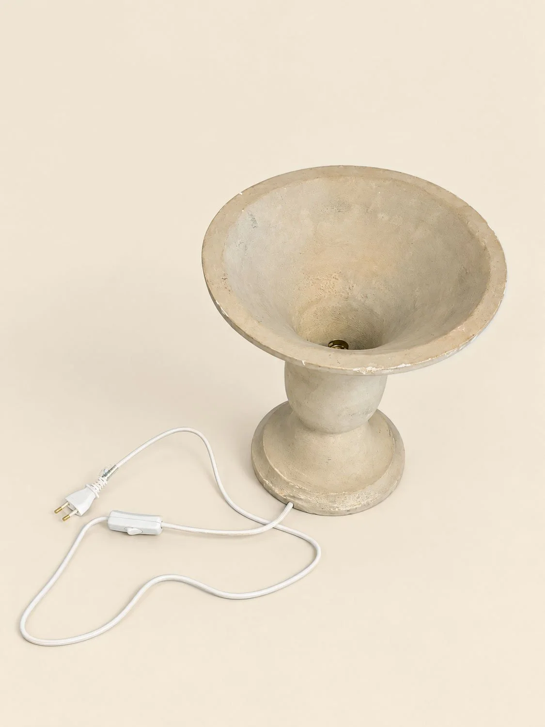 Lampe-urne-patinée-et-cordon-blanc.jpg