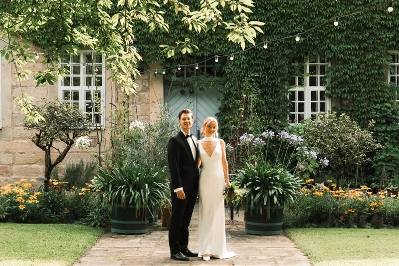 Verheiratetes Paar im Hochzeitssaal im Garten