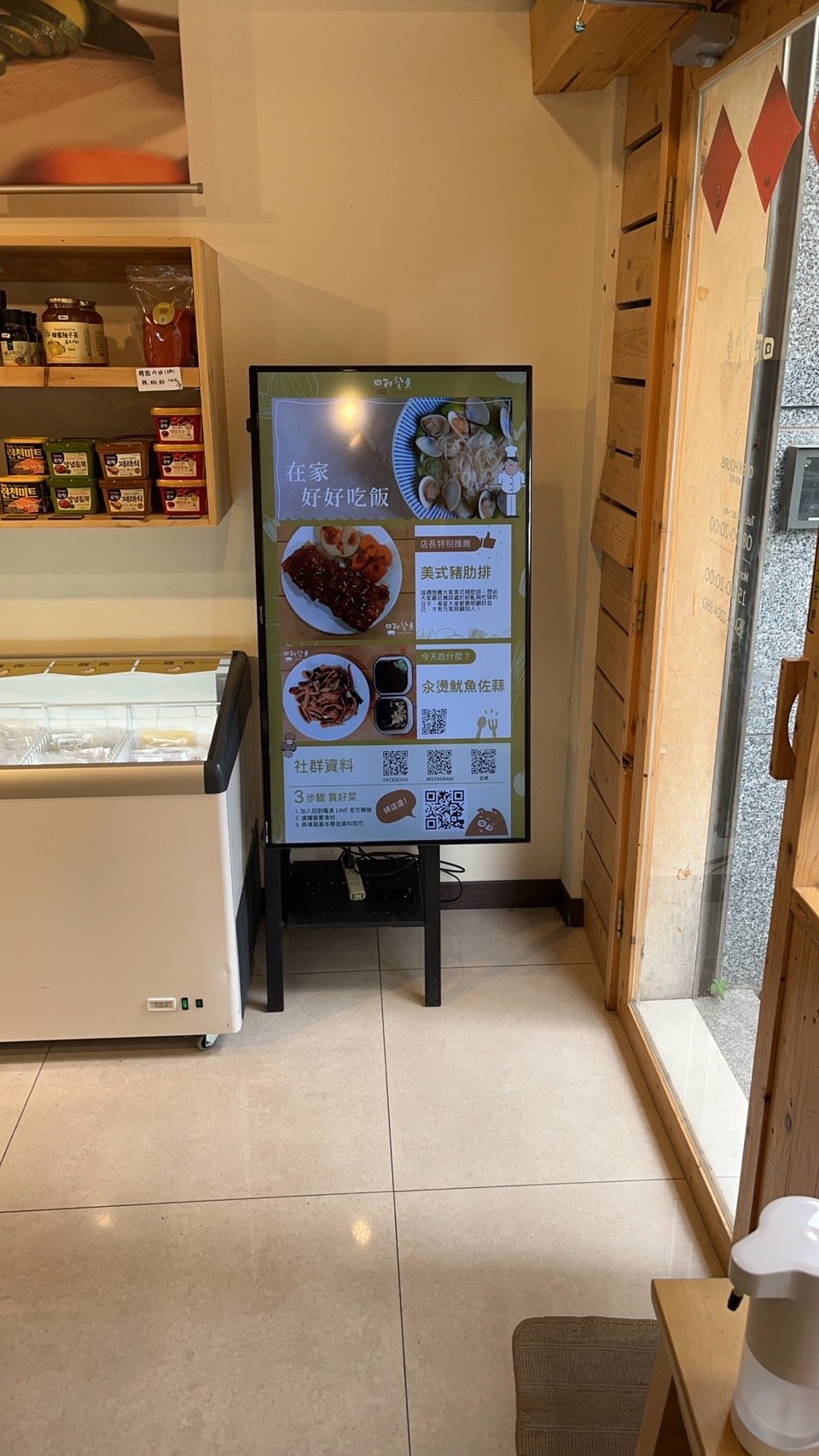 回到餐桌2.jpg