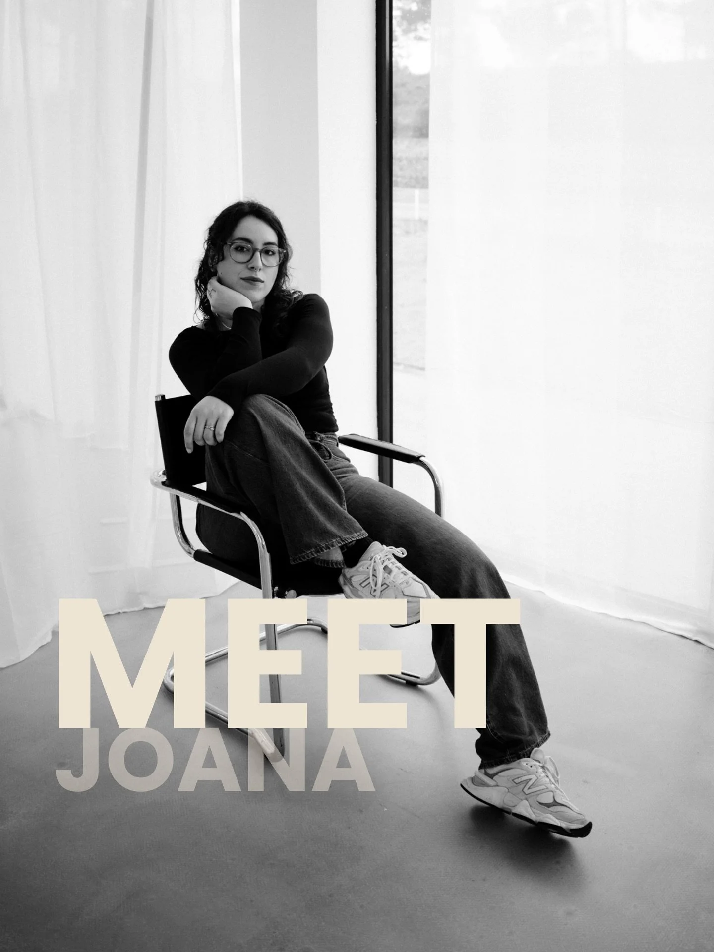 Joana | Fot&oacute;grafa e Creative Project Manager  &ldquo;Sou o ponto de contacto direto com os clientes e a pessoa que garante que as ideias saem do papel e chegam ao mundo com m&eacute;todo e coer&ecirc;ncia.
Durante grande parte da minha vida es