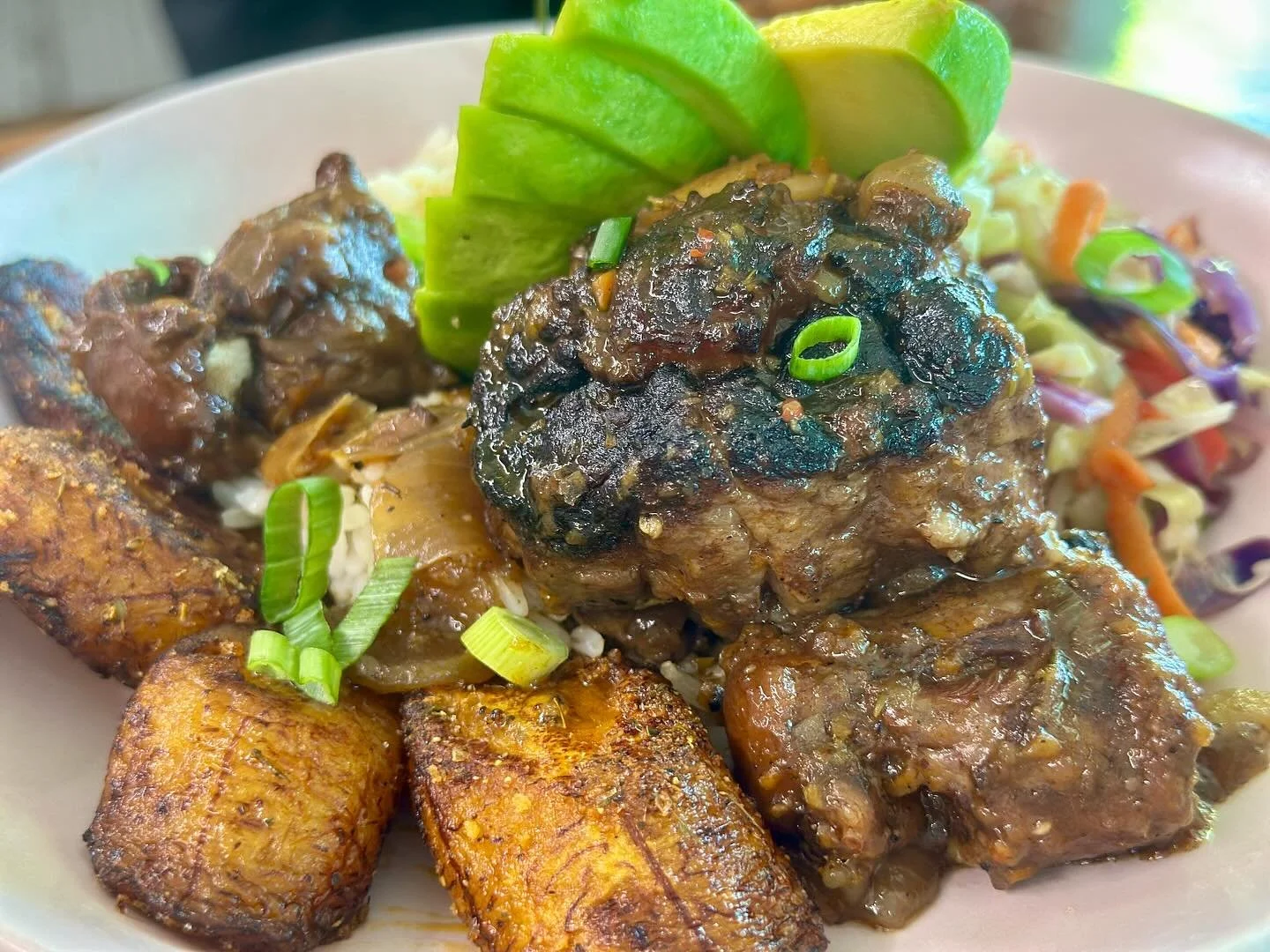 🚨OXTAIL IS BACK‼️

Oxtail, white rice, steamed cabbage and plantains $26.50 

Add a little color by adding some fresh sliced avocado 😙🤌🏼 
.
.
.
GET YOU A PLATE BEFORE ITS TOO LATE 😝 

#islandtingzbarandgrill 🏝️😎
#goodvibesandgoodfood 
#itsaisl