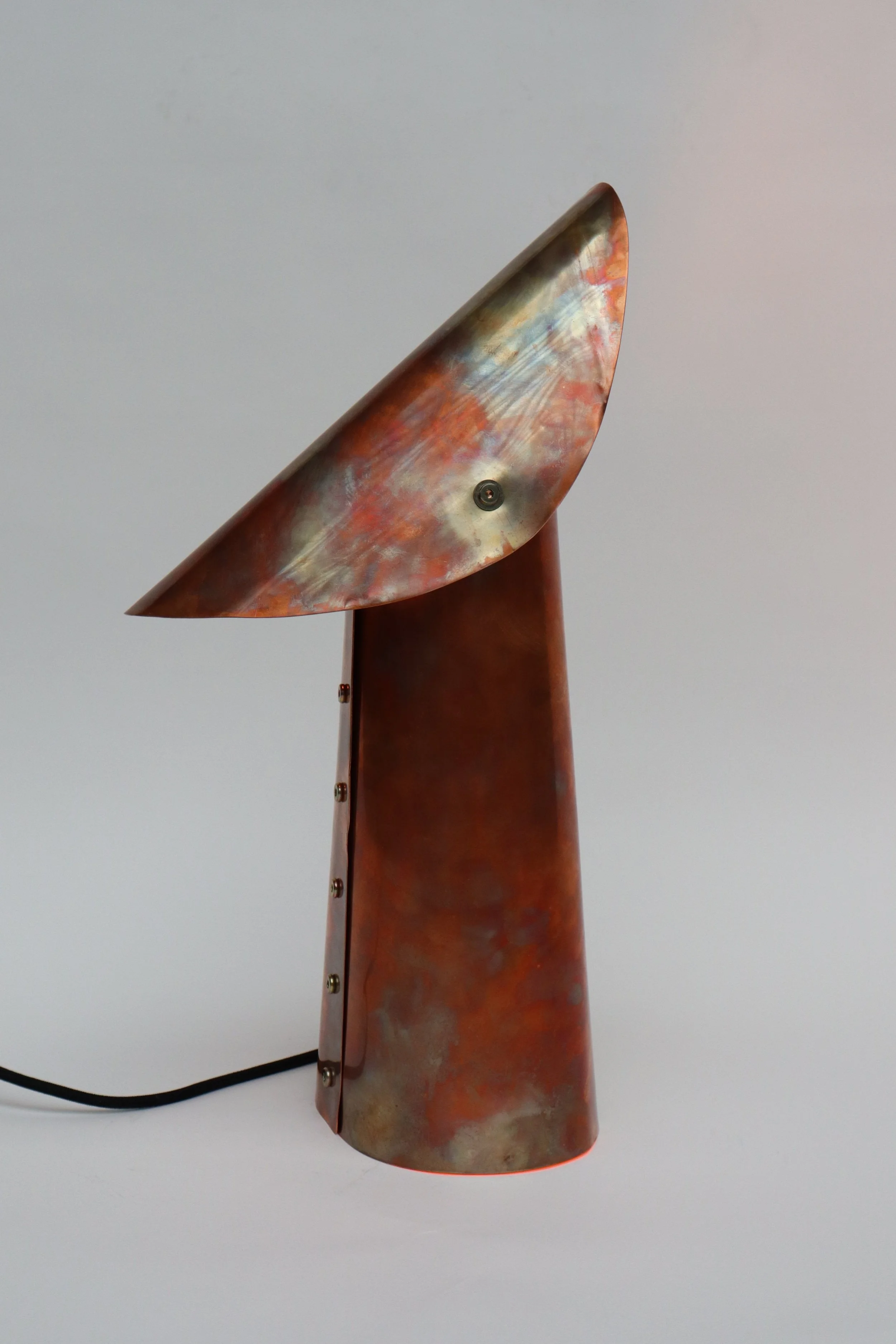 Luma Maior :  42 cm (H) × 35 cm (L) × 20 cm (W)