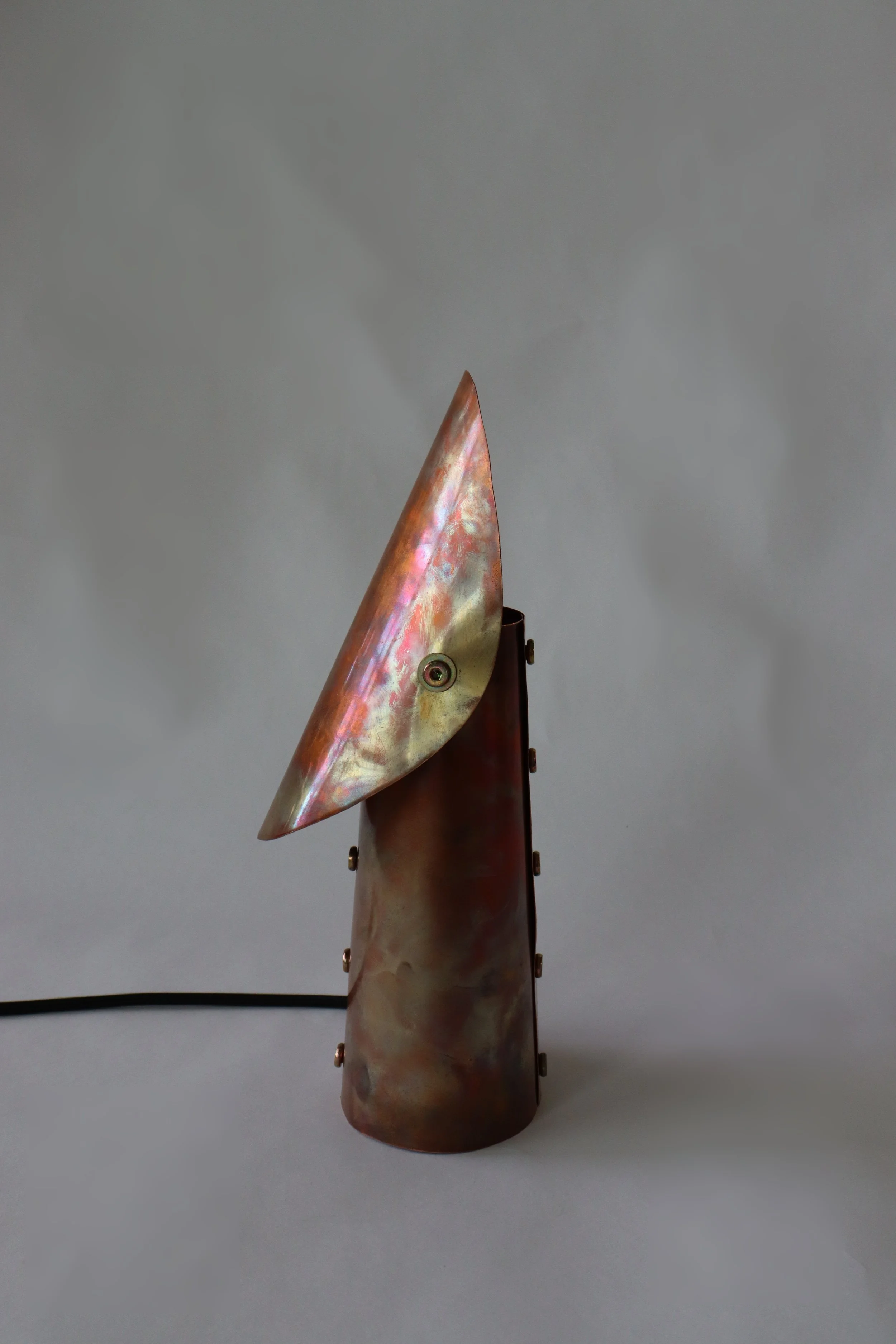  Luma: 26 cm (H) × 23 cm (L) × 13 cm (W)