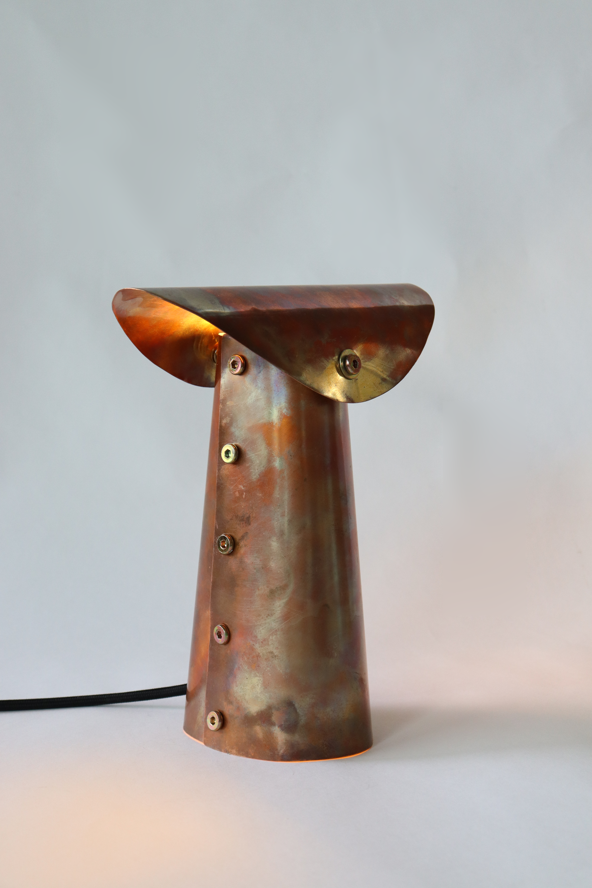  Luma: 26 cm (H) × 23 cm (L) × 13 cm (W)