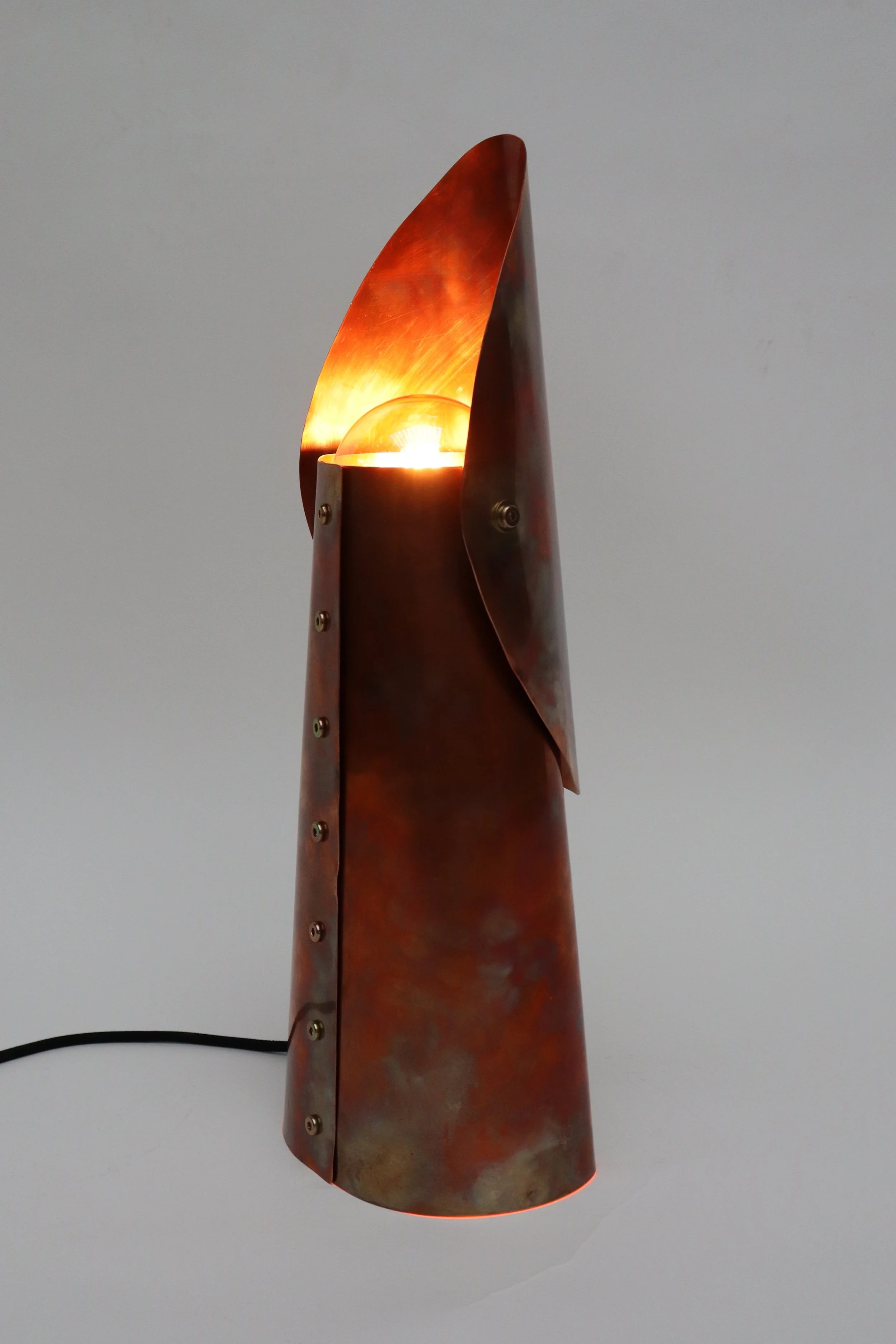 Luma Maior :  42 cm (H) × 35 cm (L) × 20 cm (W)