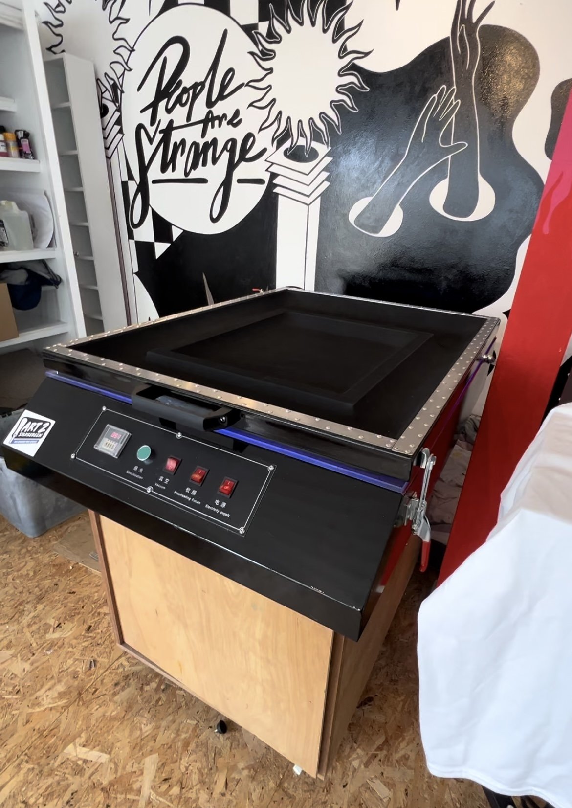 PRO UV VACUUM TABLETOP EXPOSURE UNIT 25" x 36"
Ultraviolet Light Source - Enclosed by vacuum blanket
Exposes a Screen Frame size of 25" x 36".
Automatic Built In Timer - Accurate Countdown
Built in Yellow Safe light bulb
Highly Efficient
Easy to Use