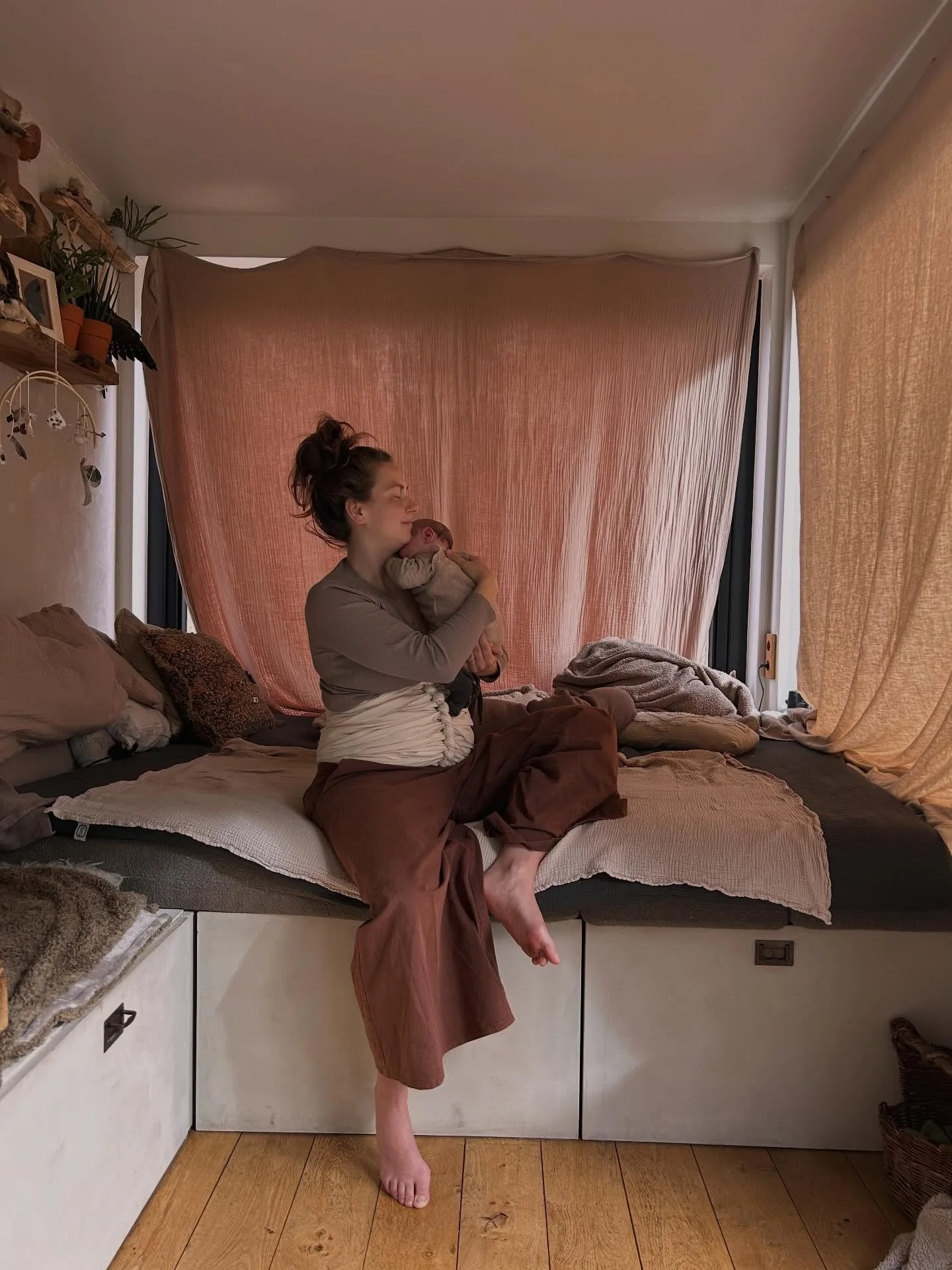 in gesprek met een nieuwe mama vandaag, nu drie weken postpartum:

🧺 over hoe iedere vrouw na de bevalling herstelt op haar eigen tempo, en overgave aan dat proces eigenlijk het enige is dat je kan doen. jezelf niet vergelijken met anderen, want elk