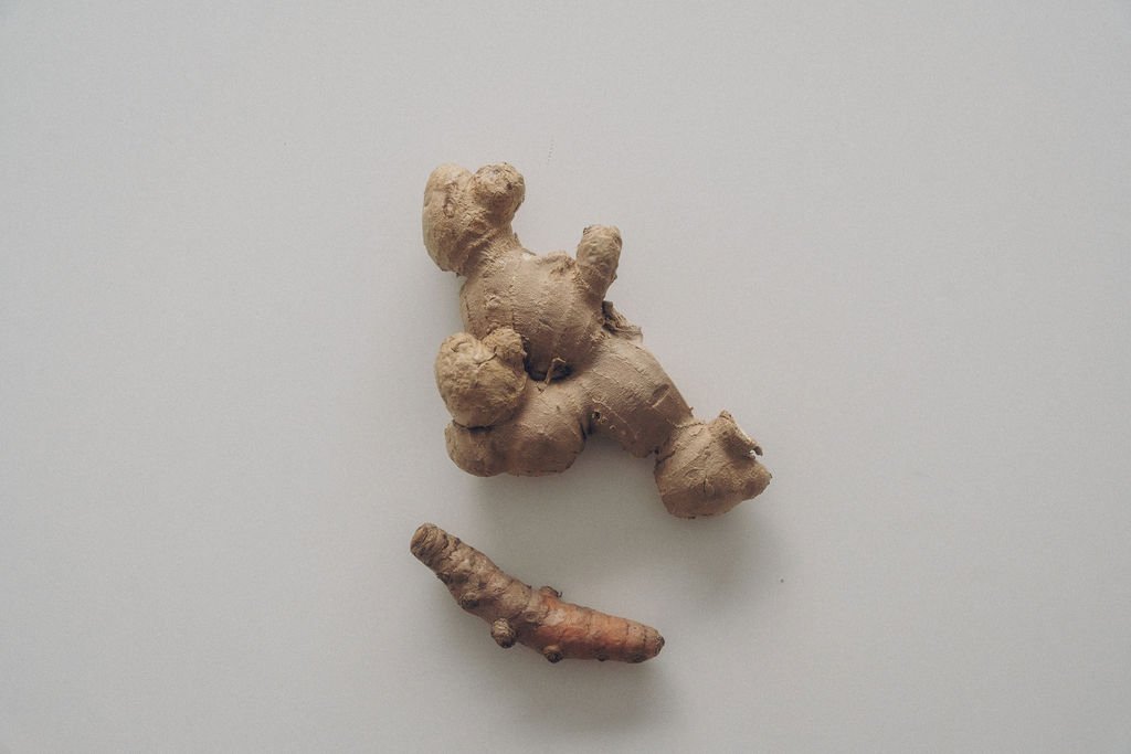 Postpartum doula bereidt warme voeding en thee met gember en kurkuma voor mama