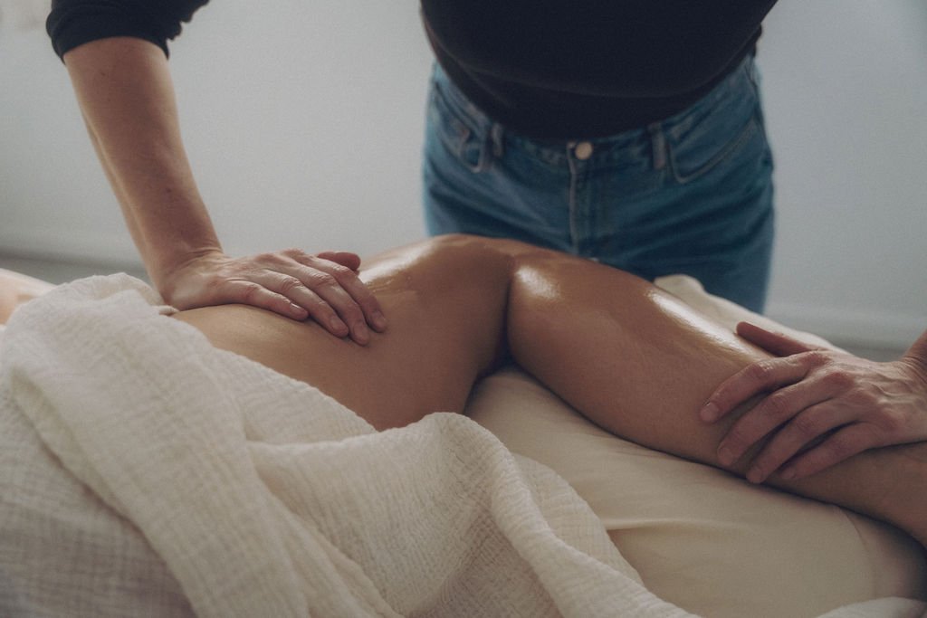 Zwangerschapsmassage in zijlig met kussens voor comfort