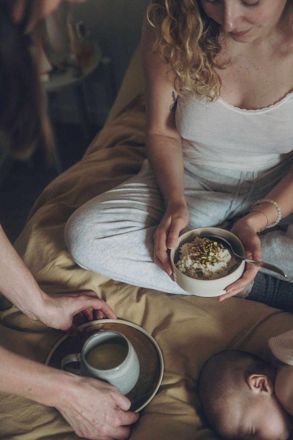 Postpartum doula zorgt voor mama na de bevalling met voedende maaltijden en lichaamswerk