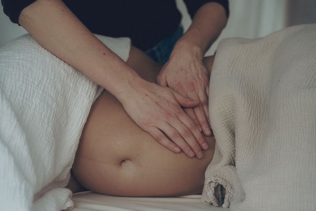 Zachte zwangerschapsmassage van de buik