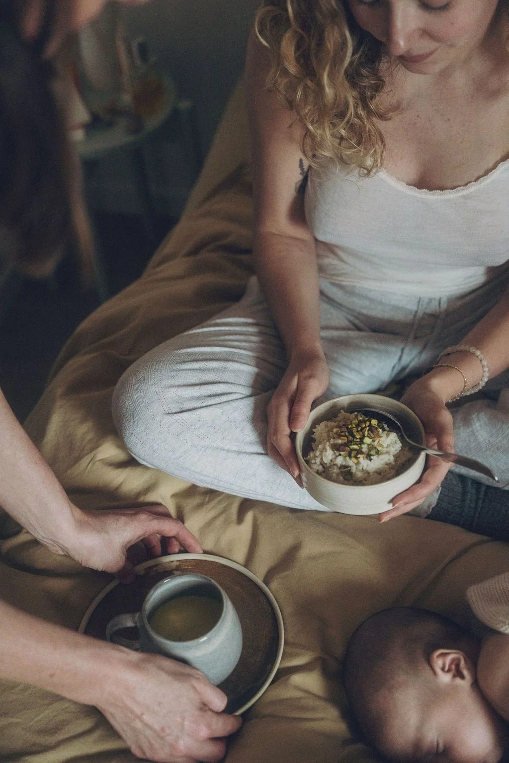 Postpartum doula biedt warme ondersteuning aan mama in de kraamtijd